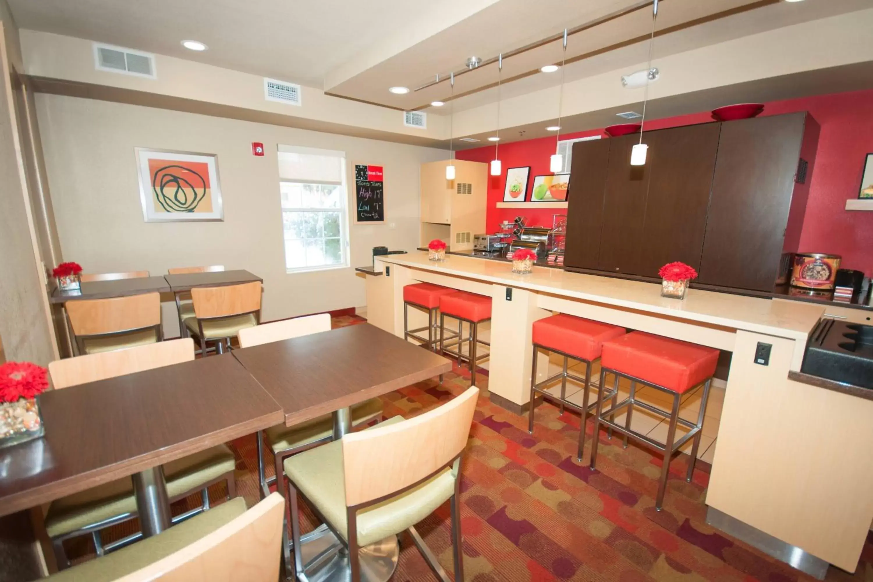 Breakfast, Lounge/Bar in TownePlace Suites Columbus Airport Gahanna