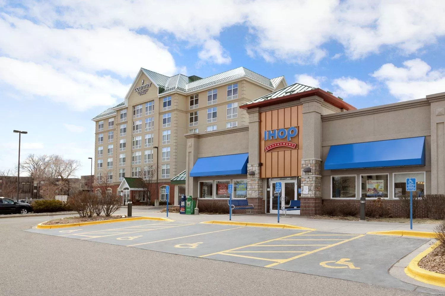 Property building in Country Inn & Suites by Radisson, Bloomington at Mall of America, MN