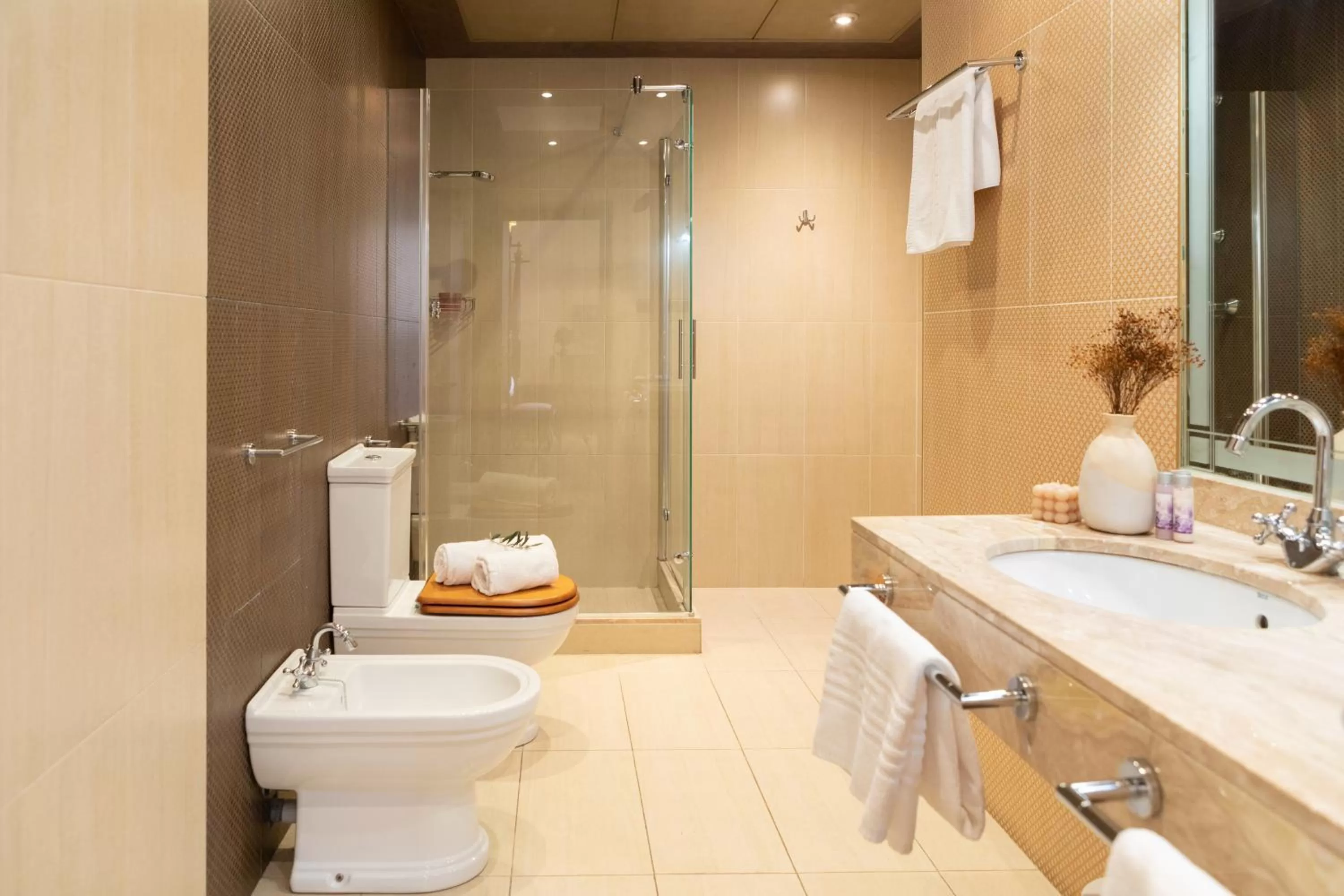 Bathroom in Hotel Roger de Flor by Seleqtta