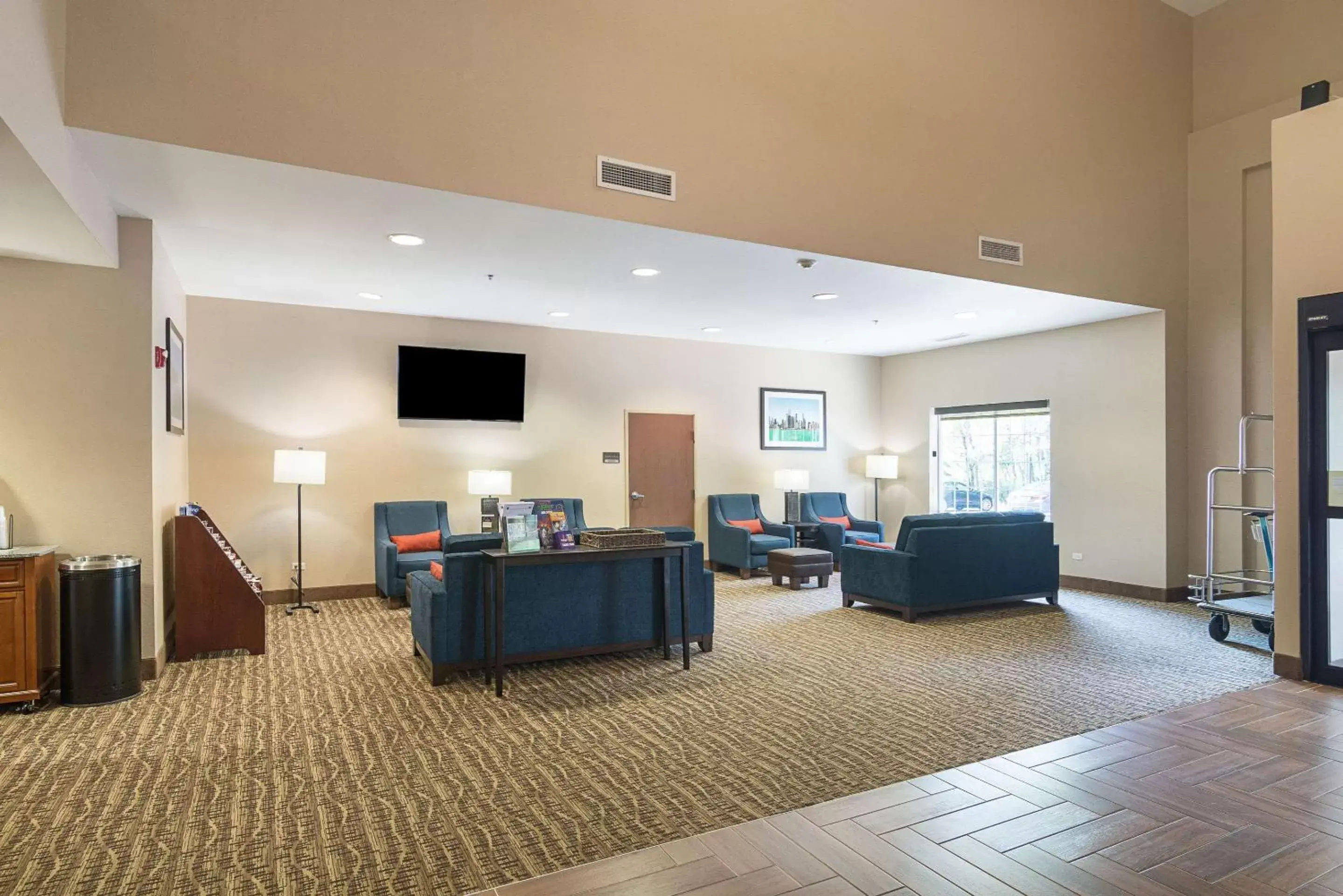 Lobby or reception in Comfort Suites Grayslake near Libertyville North