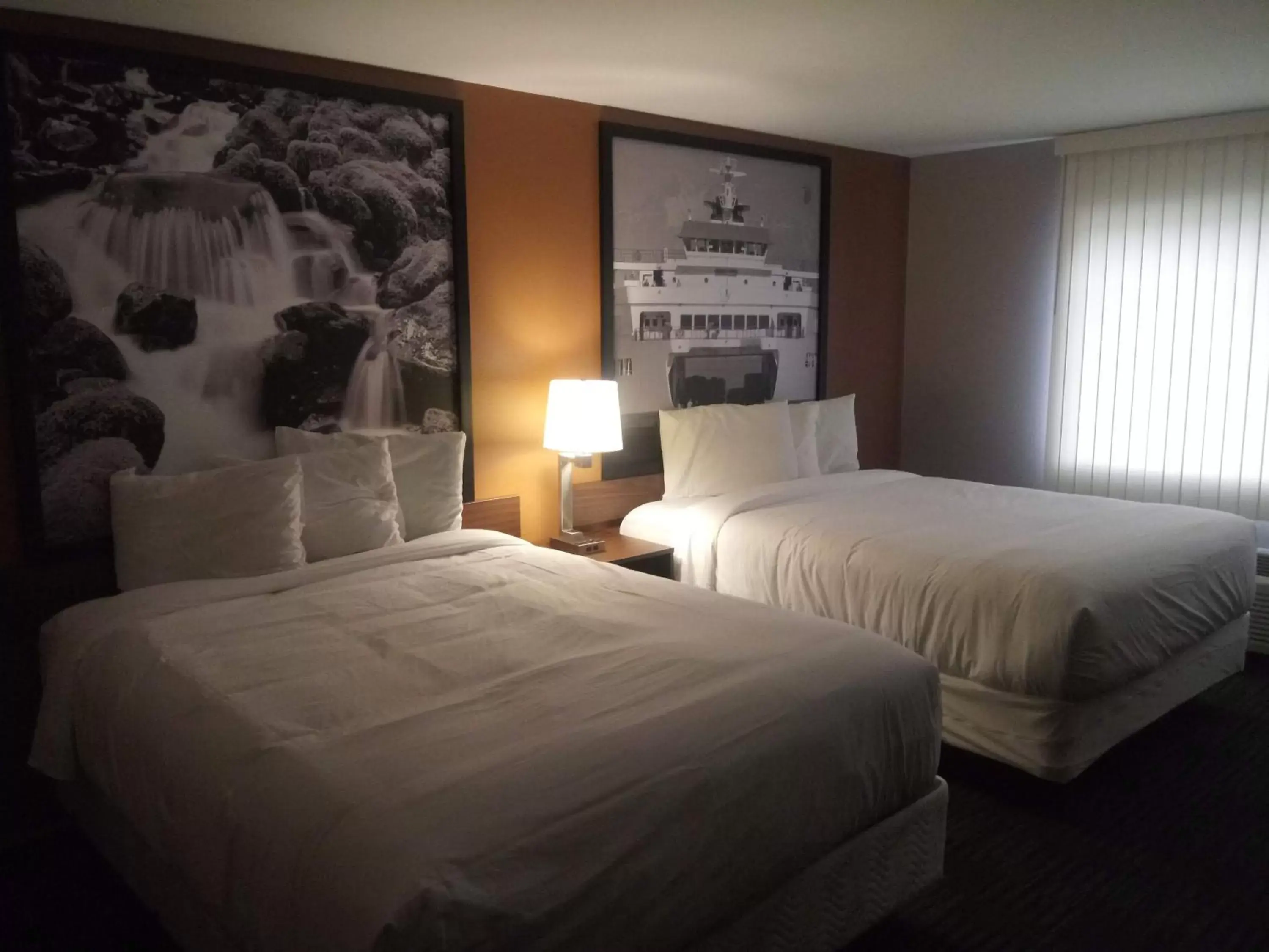 Bed in Super 8 by Wyndham Lynnwood