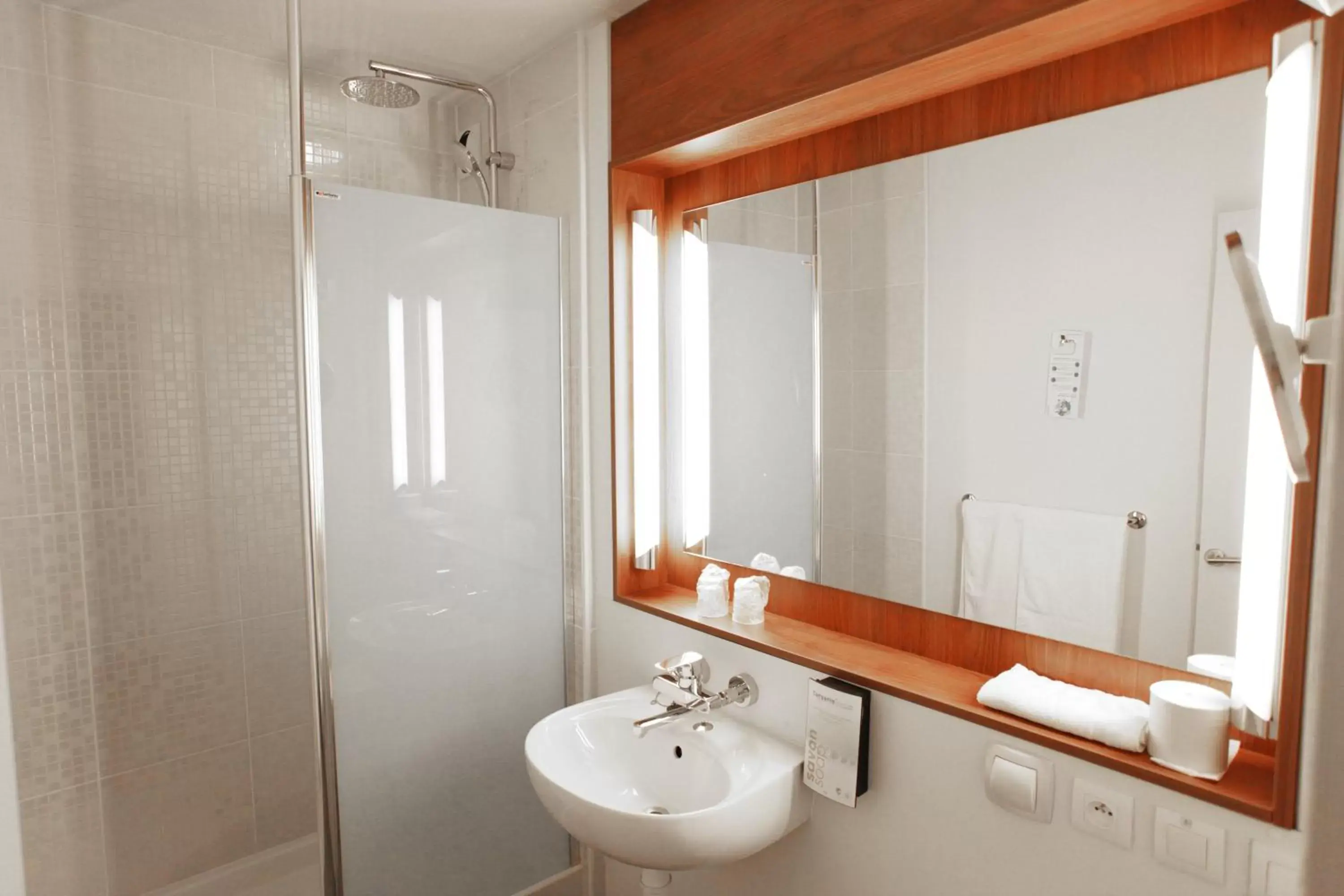 Shower, Bathroom in Campanile Nîmes Sud - Caissargues