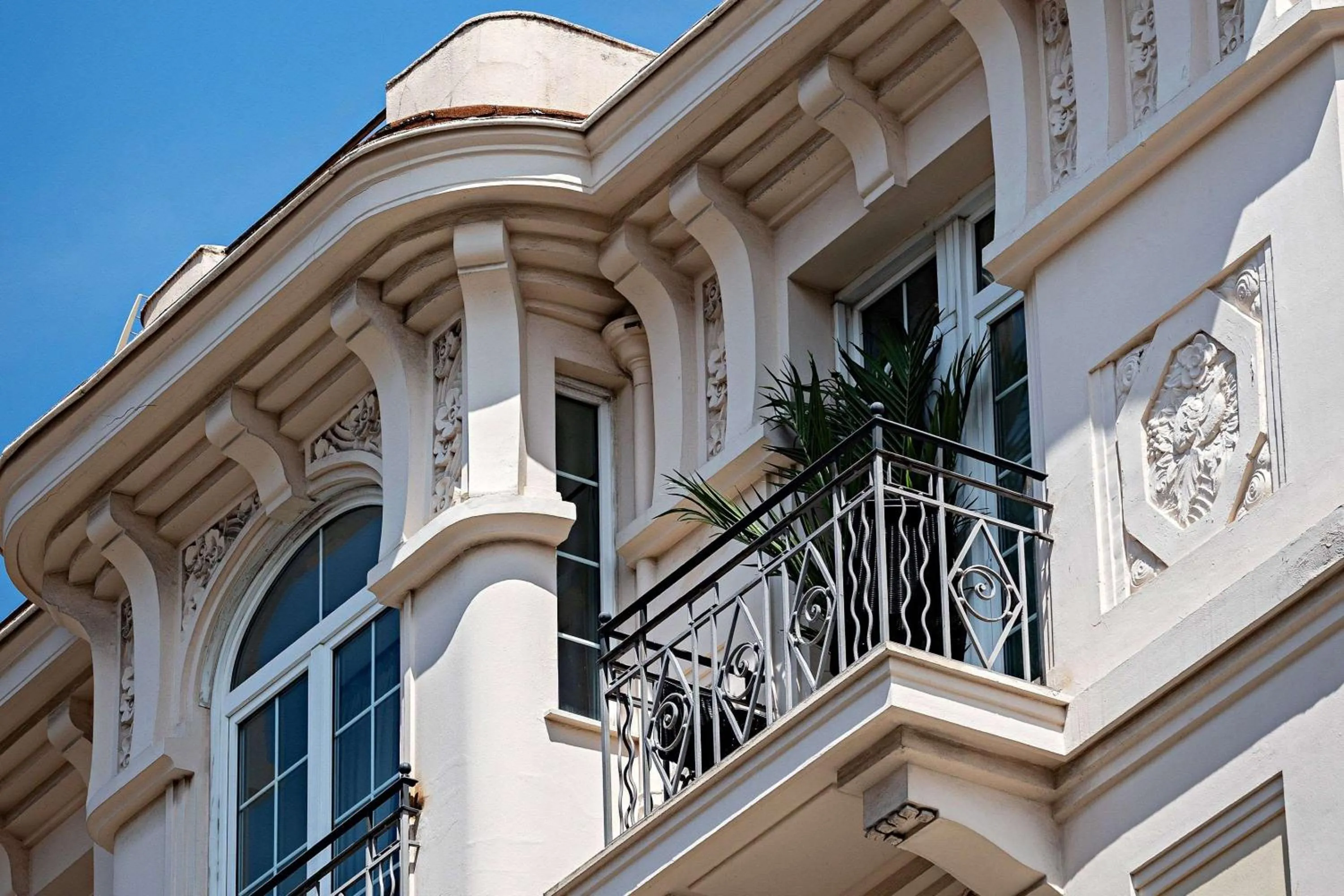 Property building in Le Riviera Collection, Signature Collection by Best Western