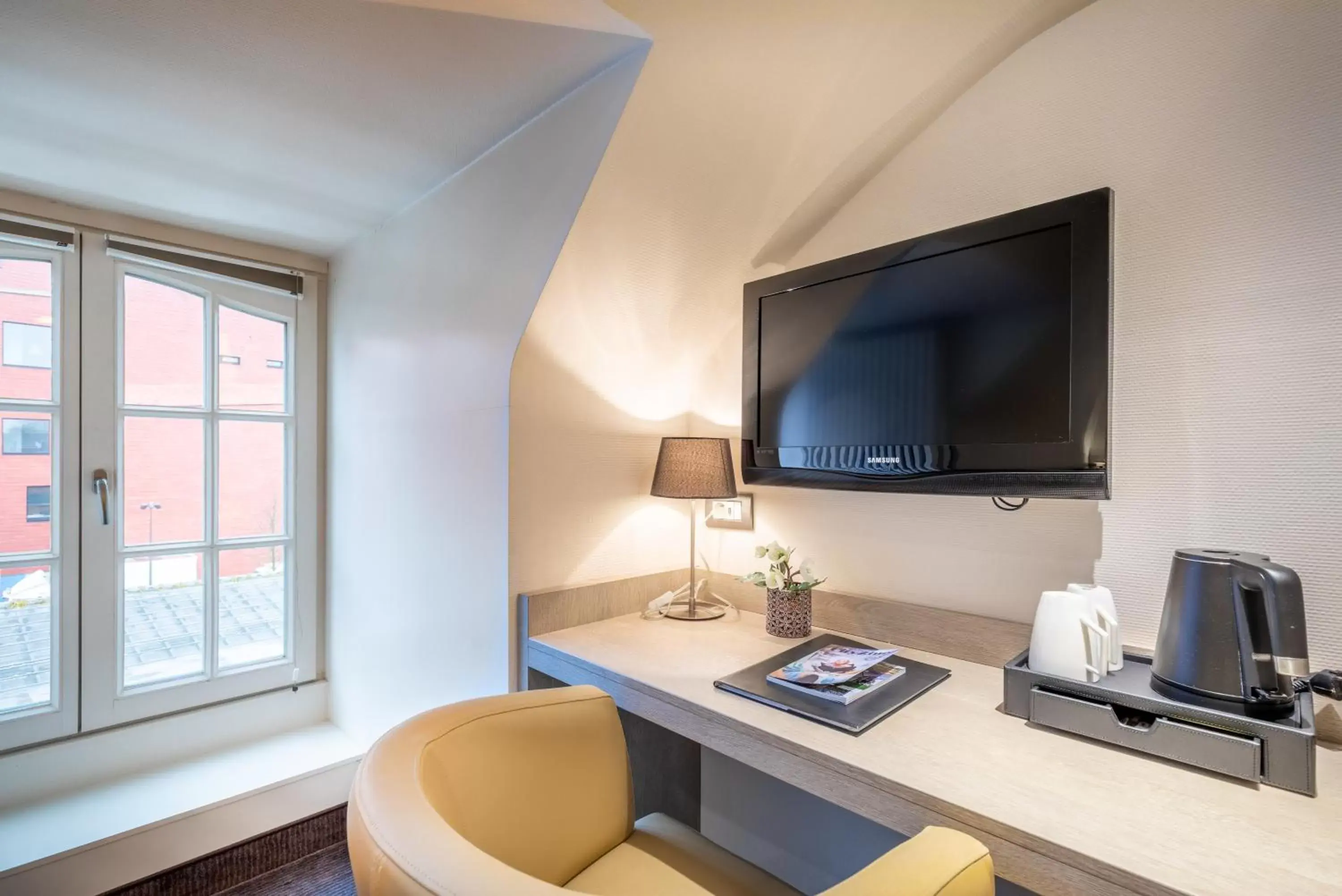 TV and multimedia, TV/Entertainment Center in Hotel Albert I