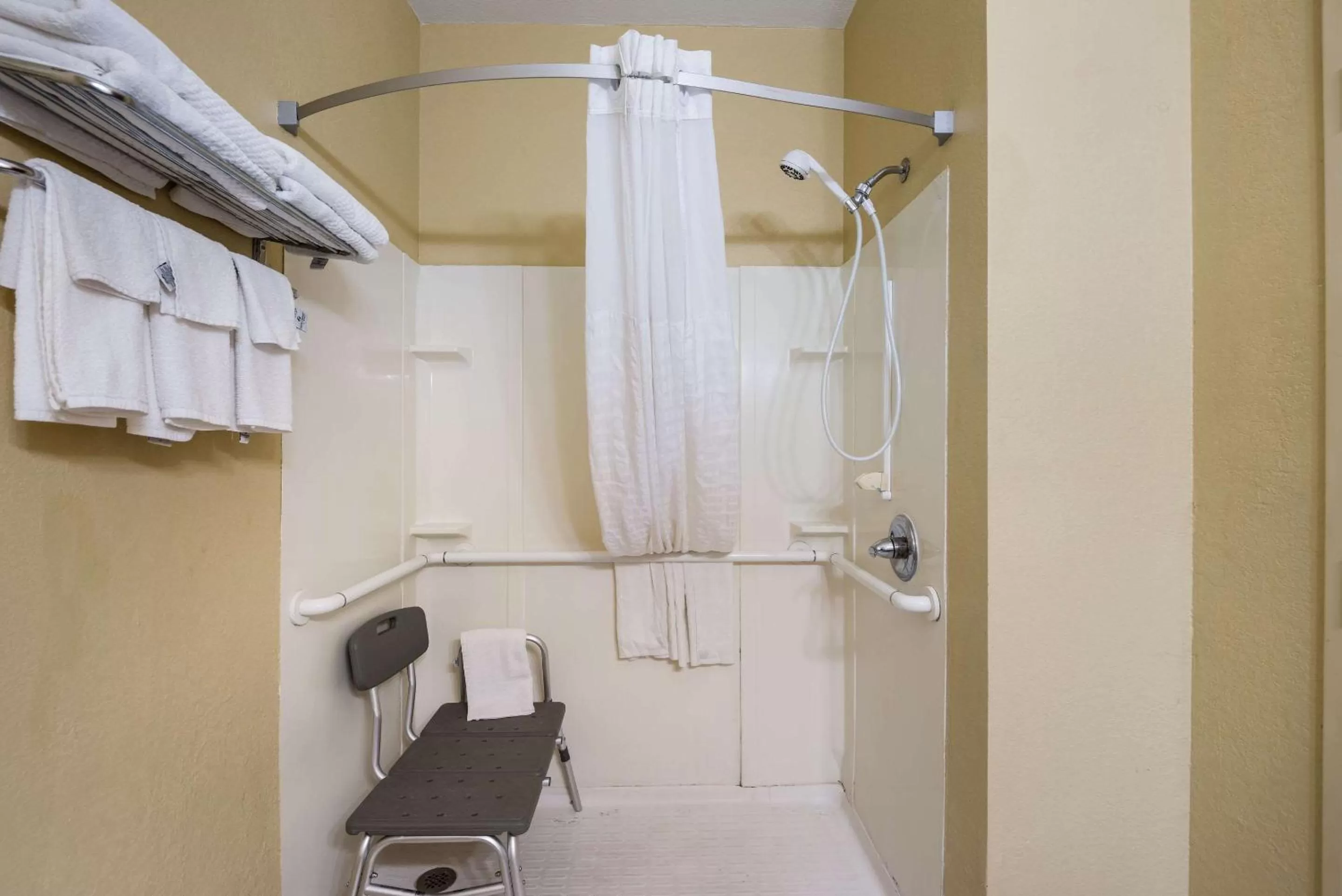 Bedroom in Quality Inn Des Moines North