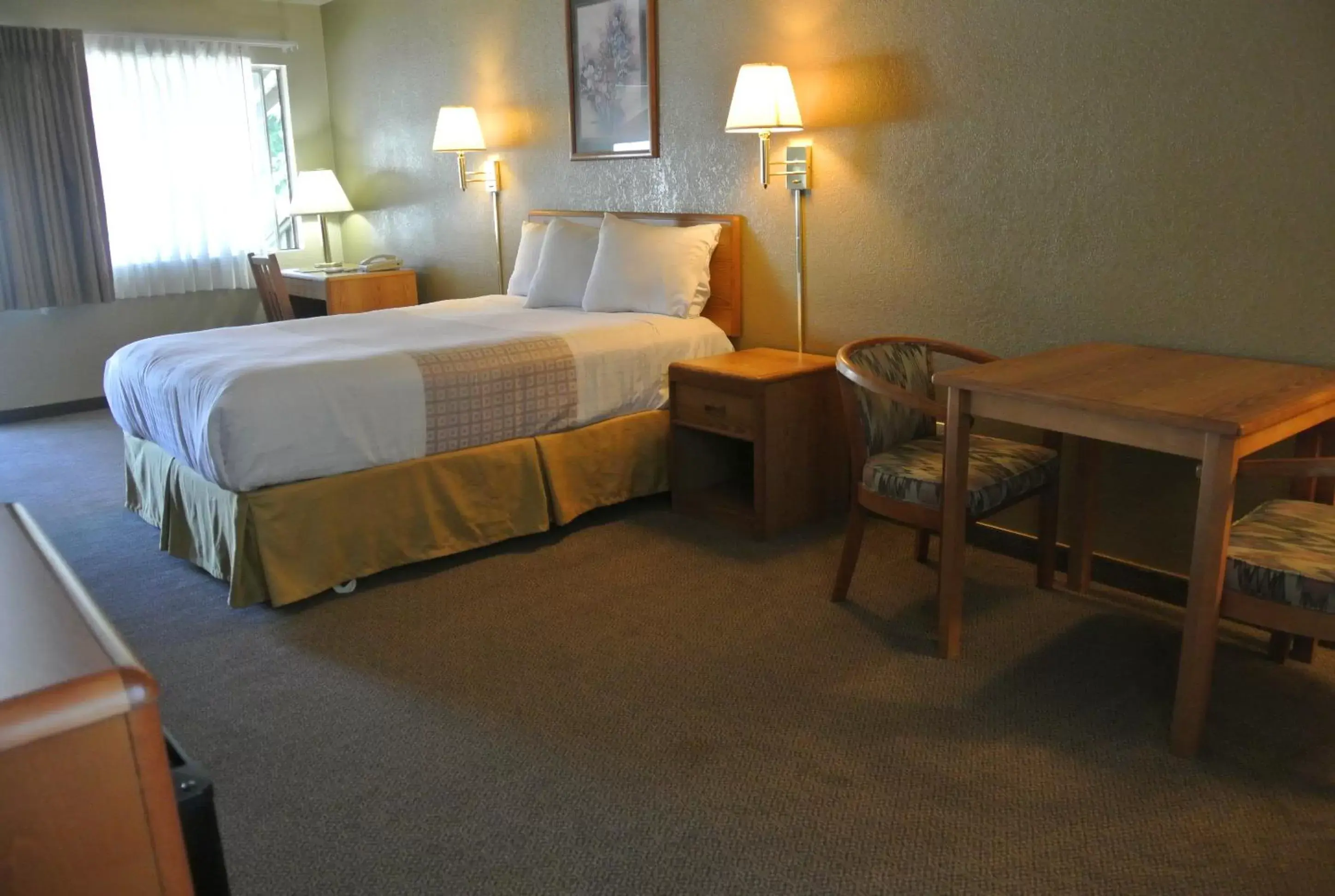 Bed in Vino Inn & Suites