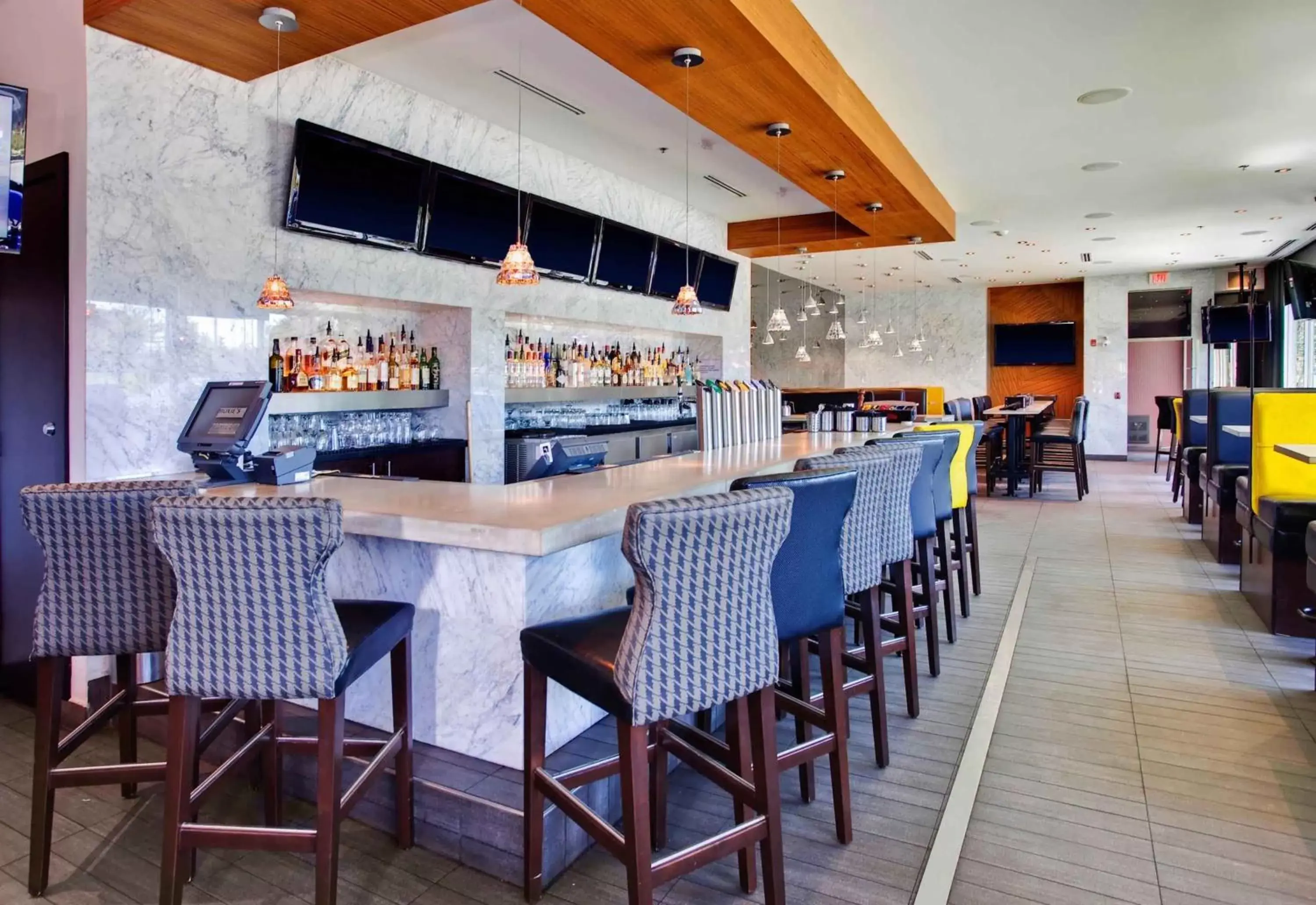 Lounge or bar, Restaurant/Places to Eat in Sandman Signature Langley Hotel
