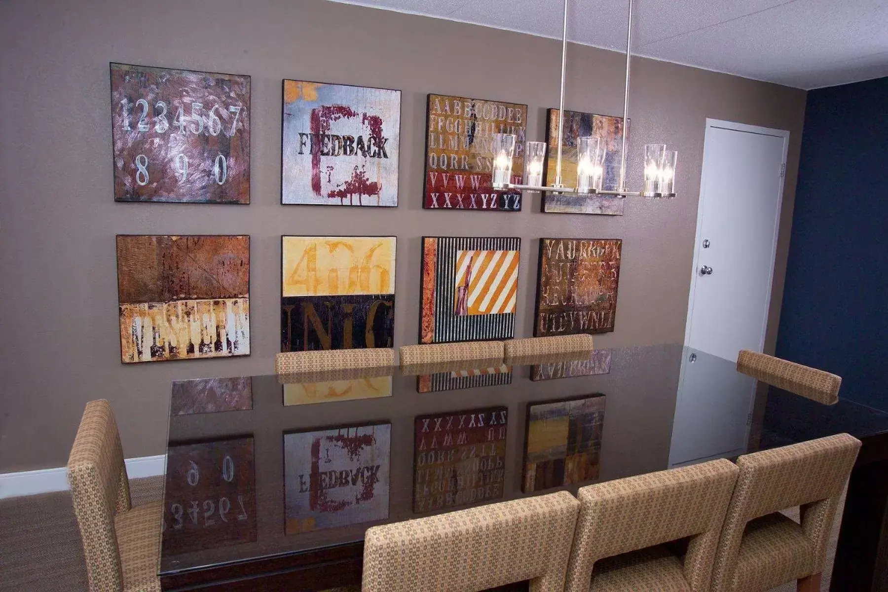 Living room in DoubleTree by Hilton St. Louis at Westport