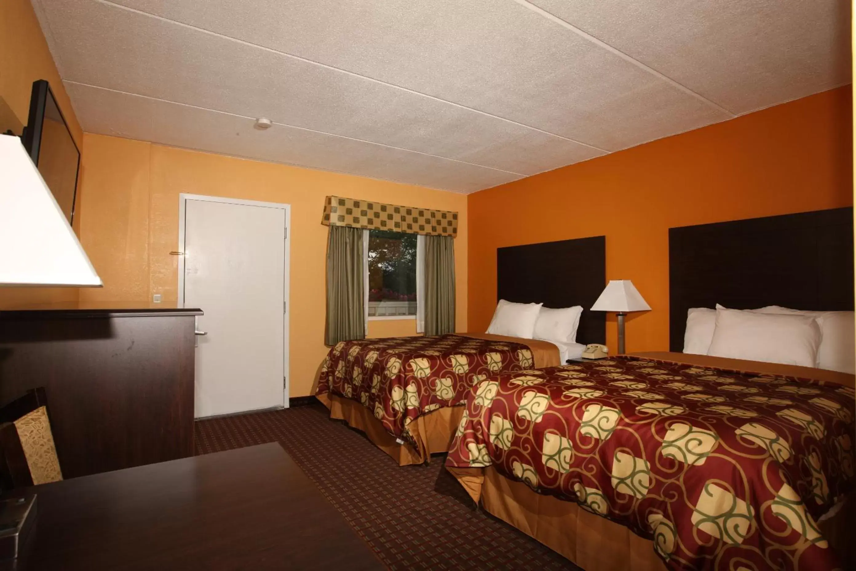 Bed in Budgetel Inn Glens Falls-Lake George-Saratoga