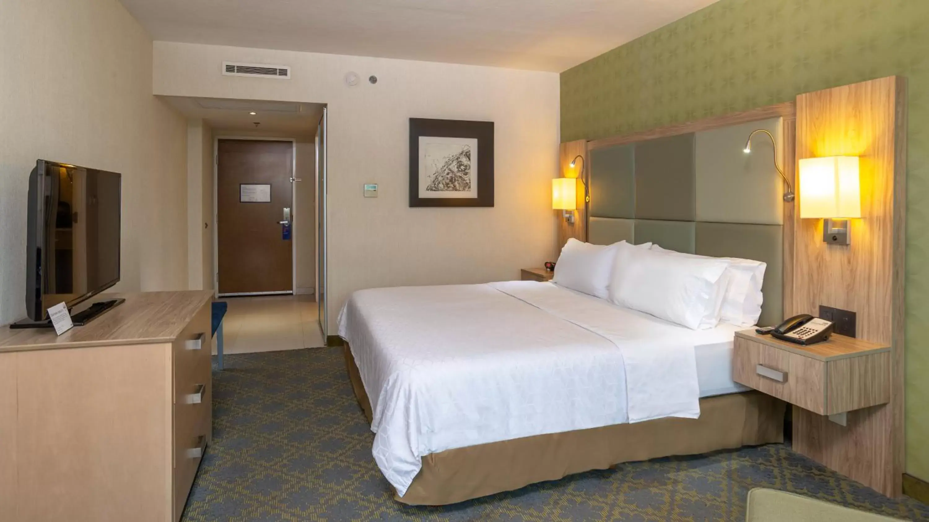 Photo of the whole room, Bed in Holiday Inn Express & Suites Cuernavaca, an IHG Hotel