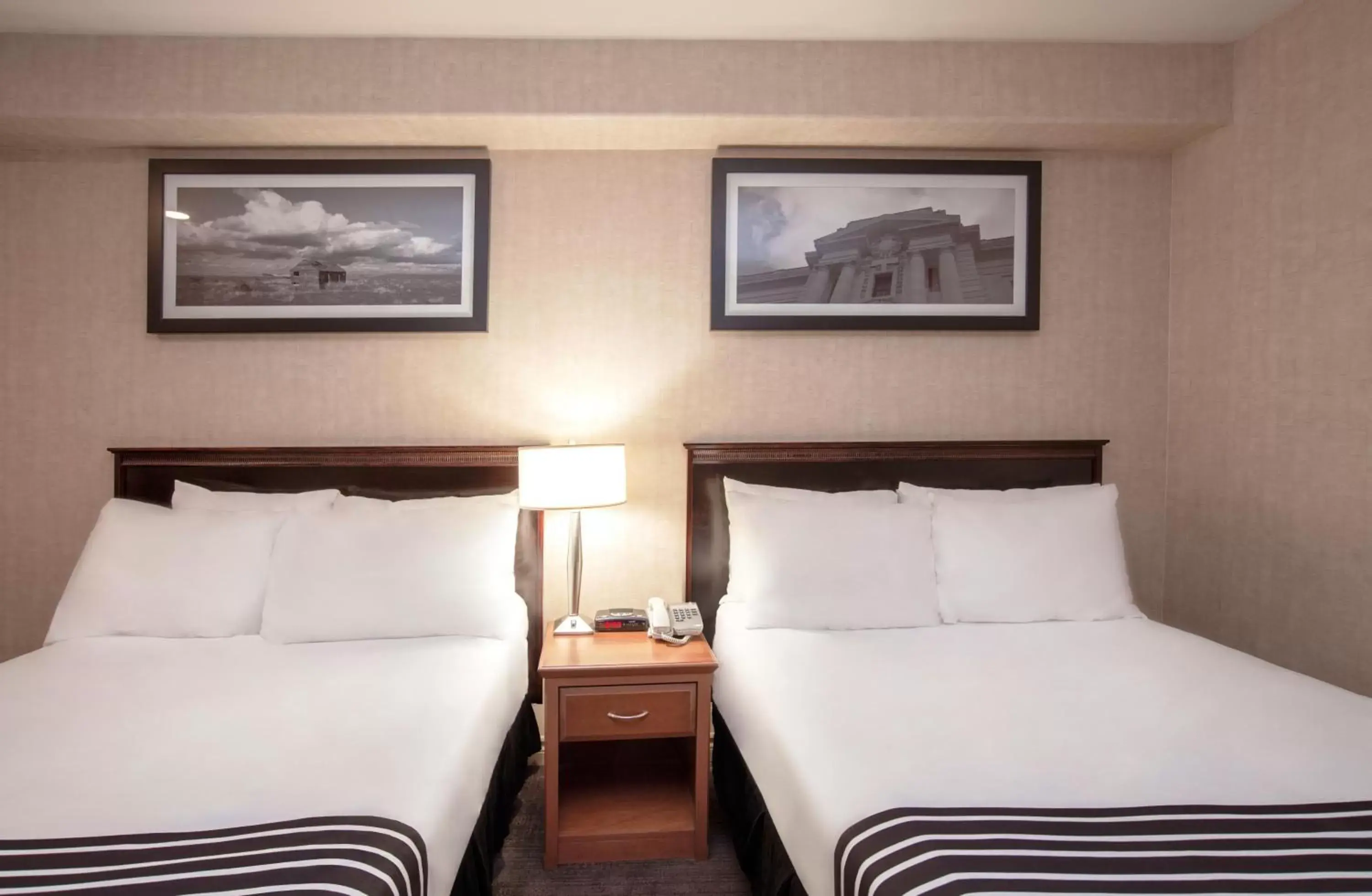 Restaurant/places to eat, Bed in Sandman Hotel & Suites Regina