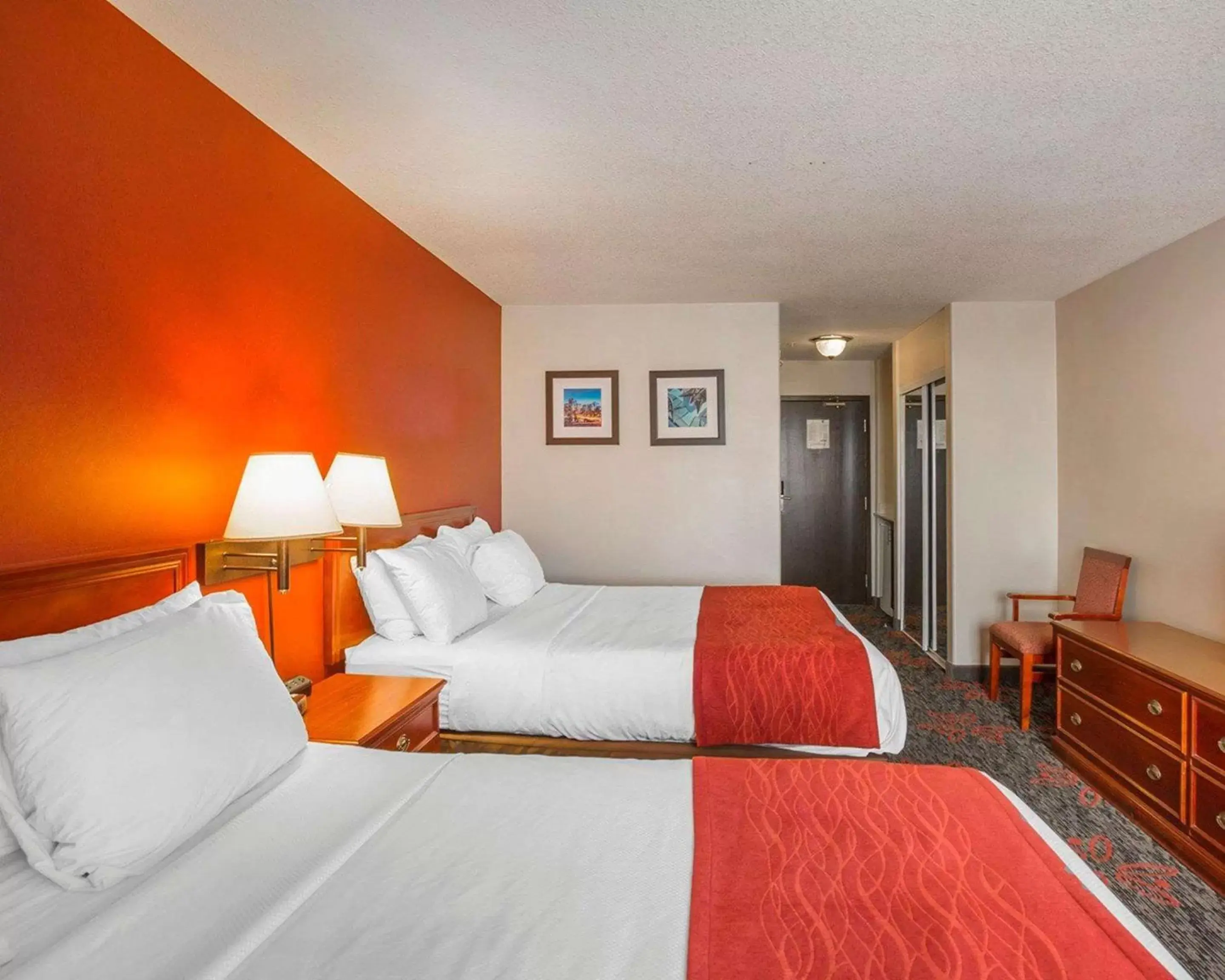 Photo of the whole room, Bed in Comfort Inn and Suites University