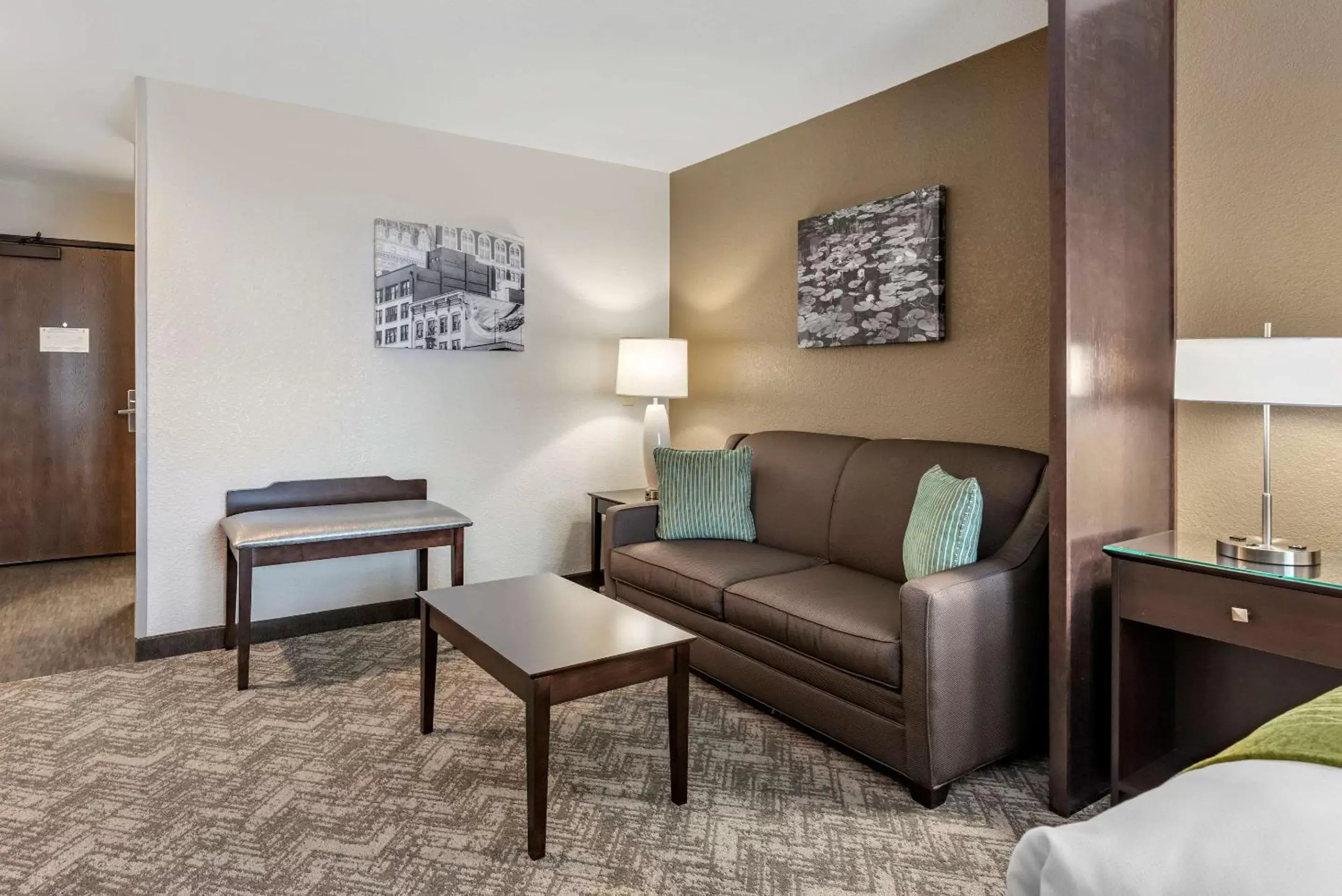 Photo of the whole room, Seating Area in Comfort Inn & Suites Tualatin - Lake Oswego South