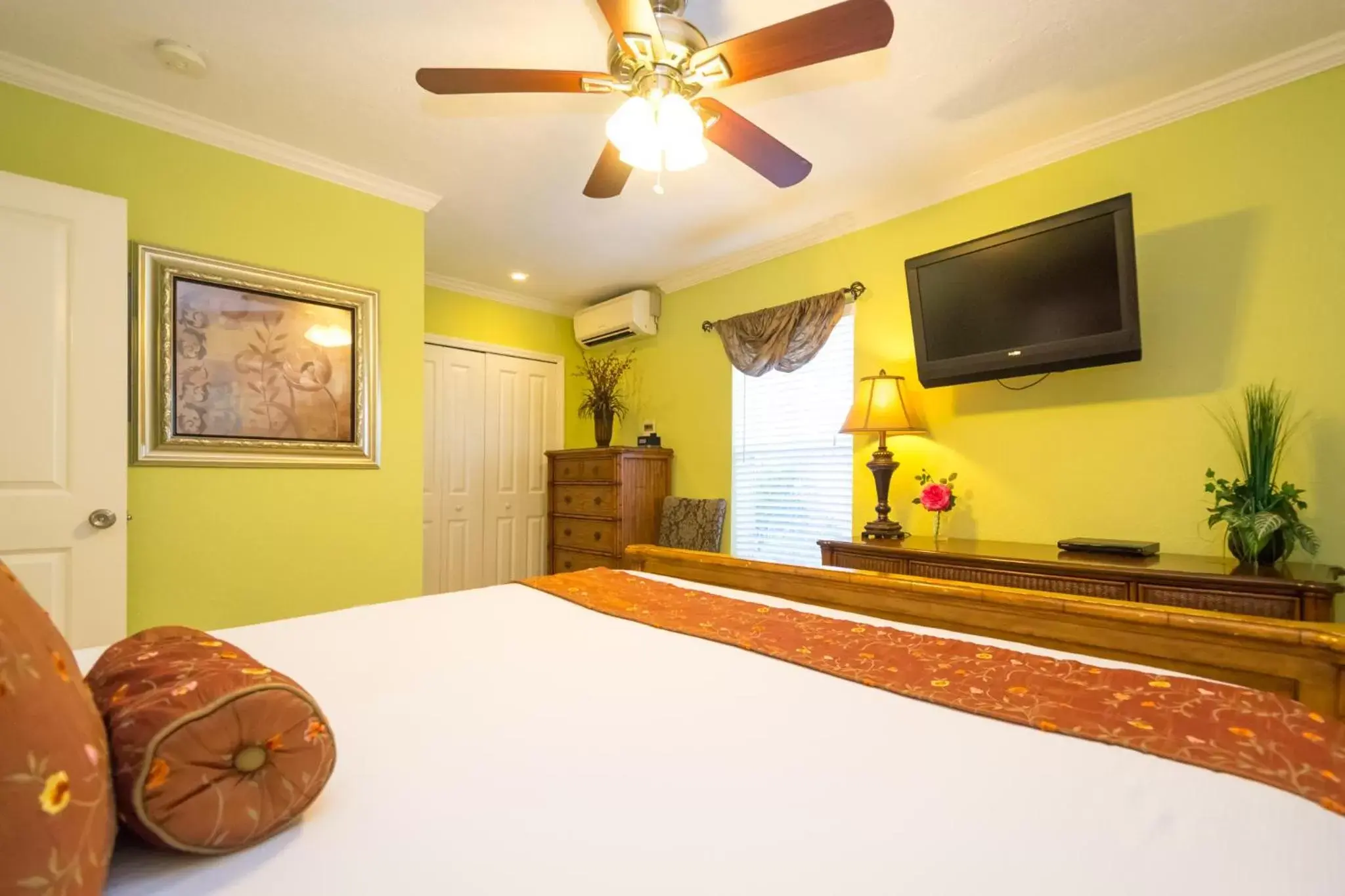 Bedroom, TV/Entertainment Center in Tropical Beach Resorts - Sarasota