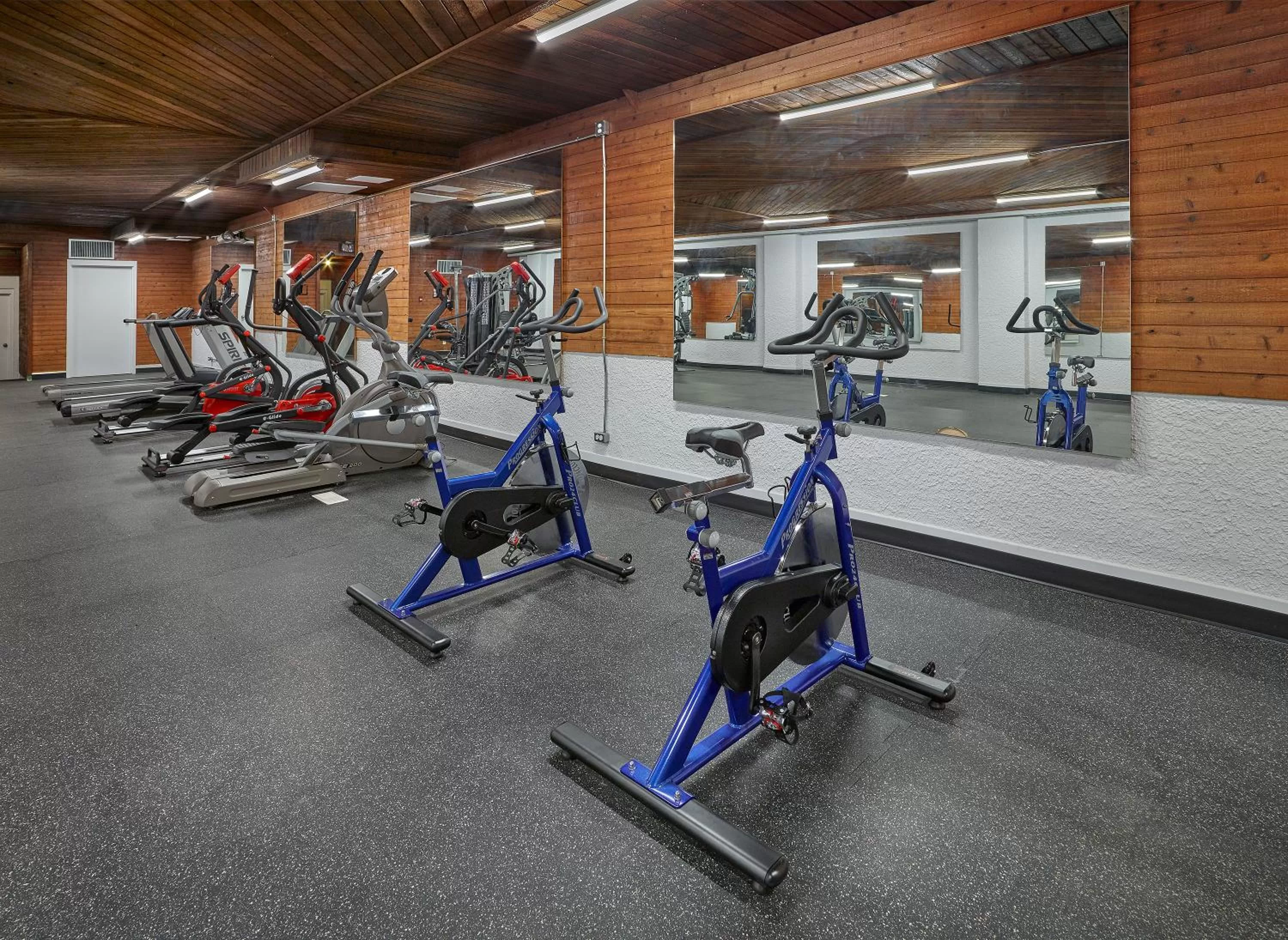 Fitness centre/facilities in Crestwood Hotel