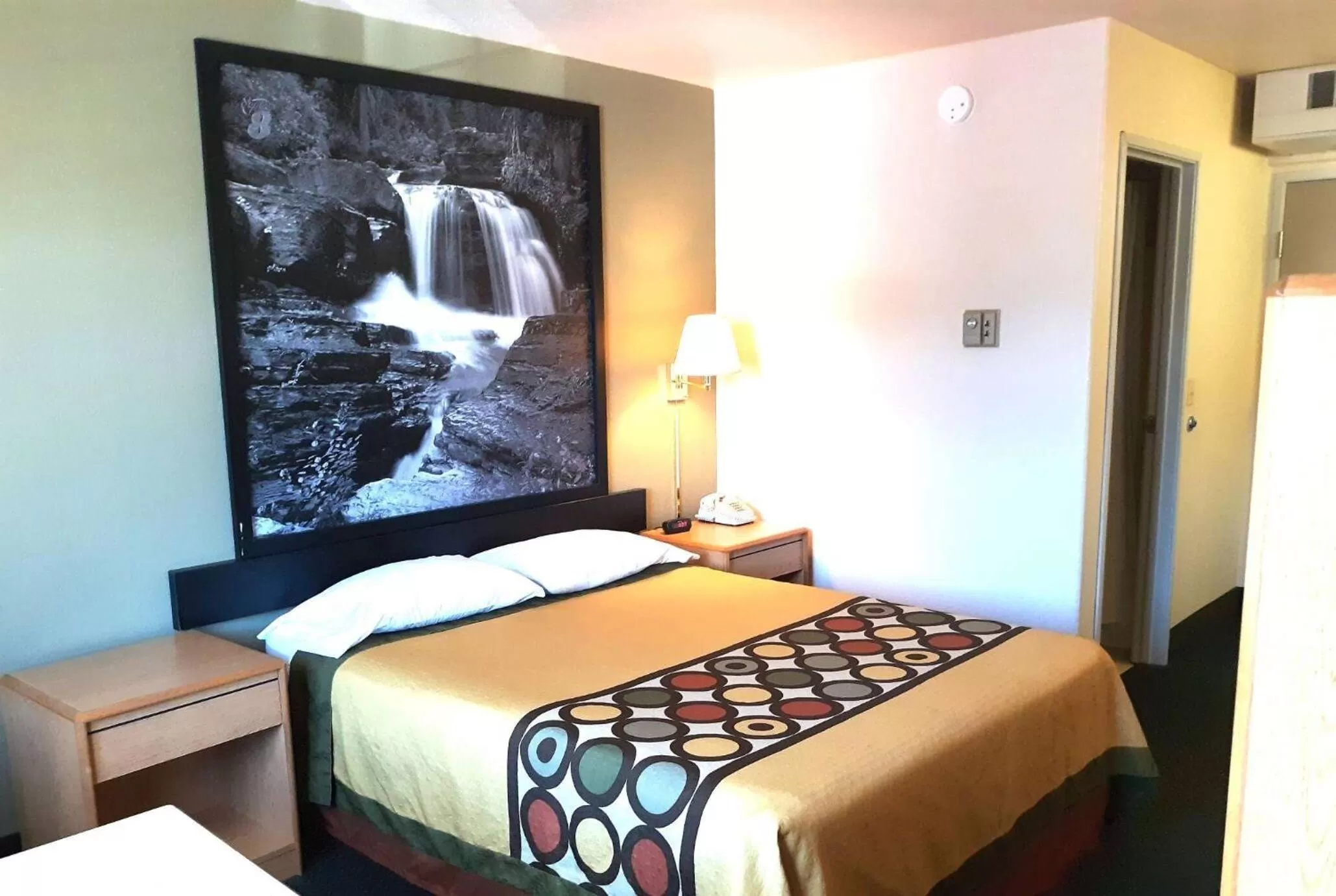 Photo of the whole room, Bed in Super 8 by Wyndham Hamilton