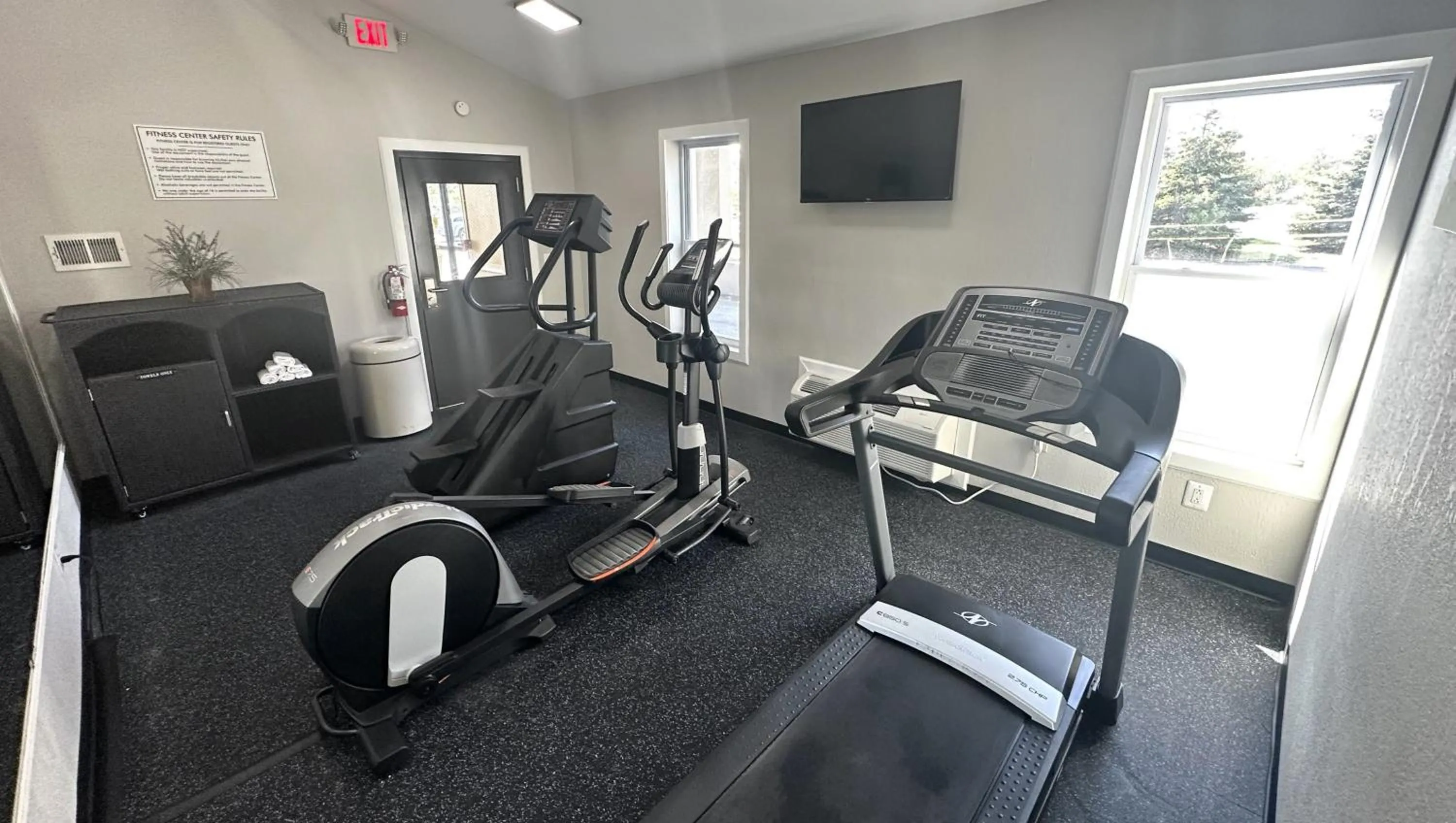 Fitness centre/facilities in Magnuson Hotel Detroit Airport
