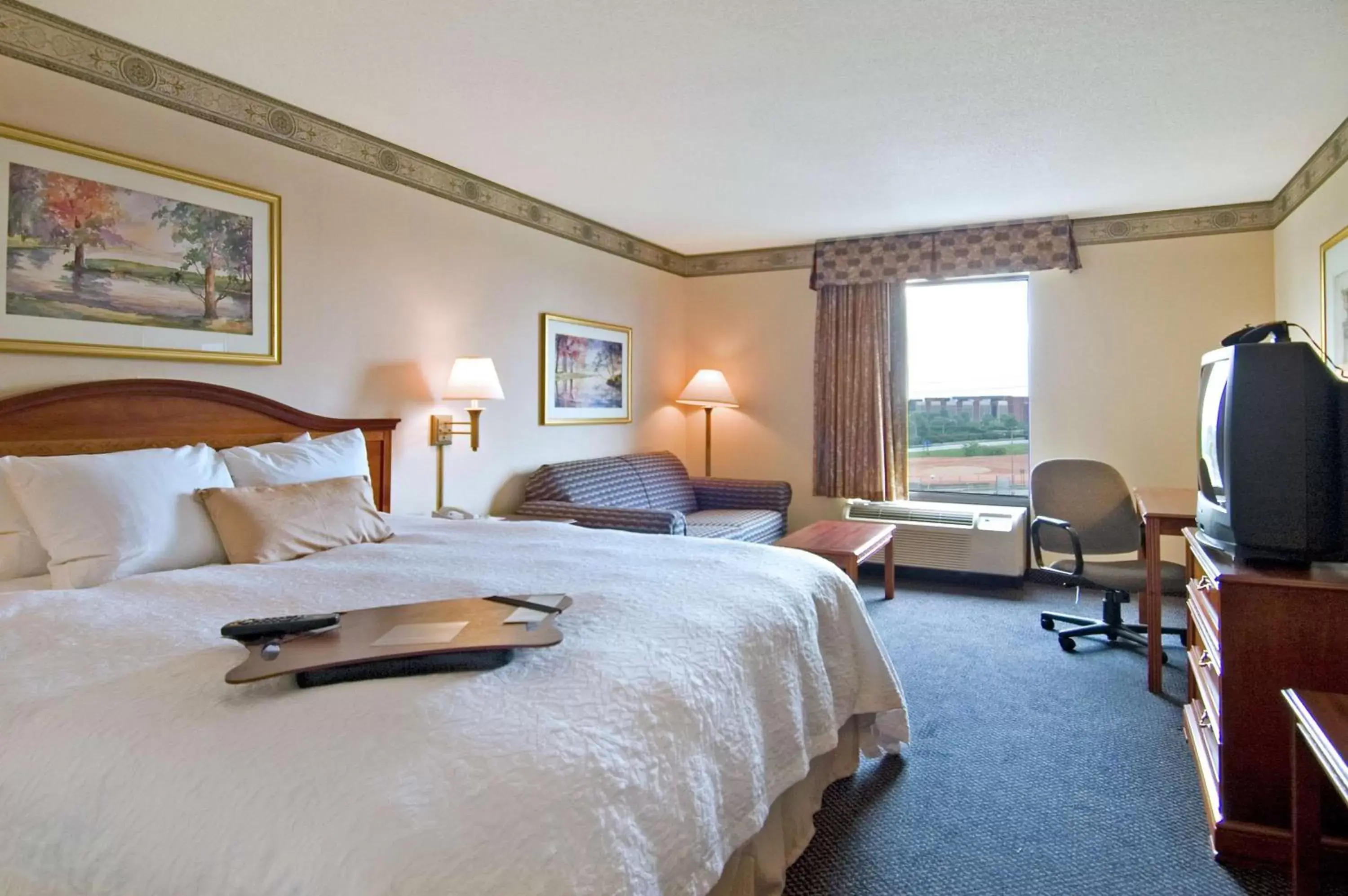 Bed in Hampton Inn & Suites-Atlanta Airport North-I-85