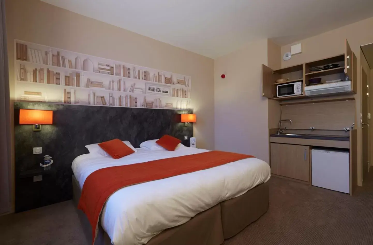 Kitchen or kitchenette, Bed in Kyriad Angers Ouest Beaucouzé Kitchen or kitchenette, Bed in Kyriad Angers Ouest Beaucouzé