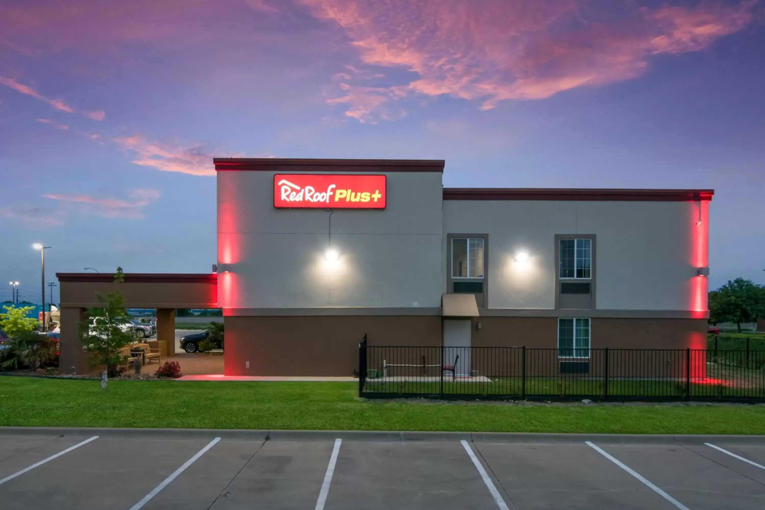 Property Building in Red Roof Inn PLUS+ Fort Worth - Burleson