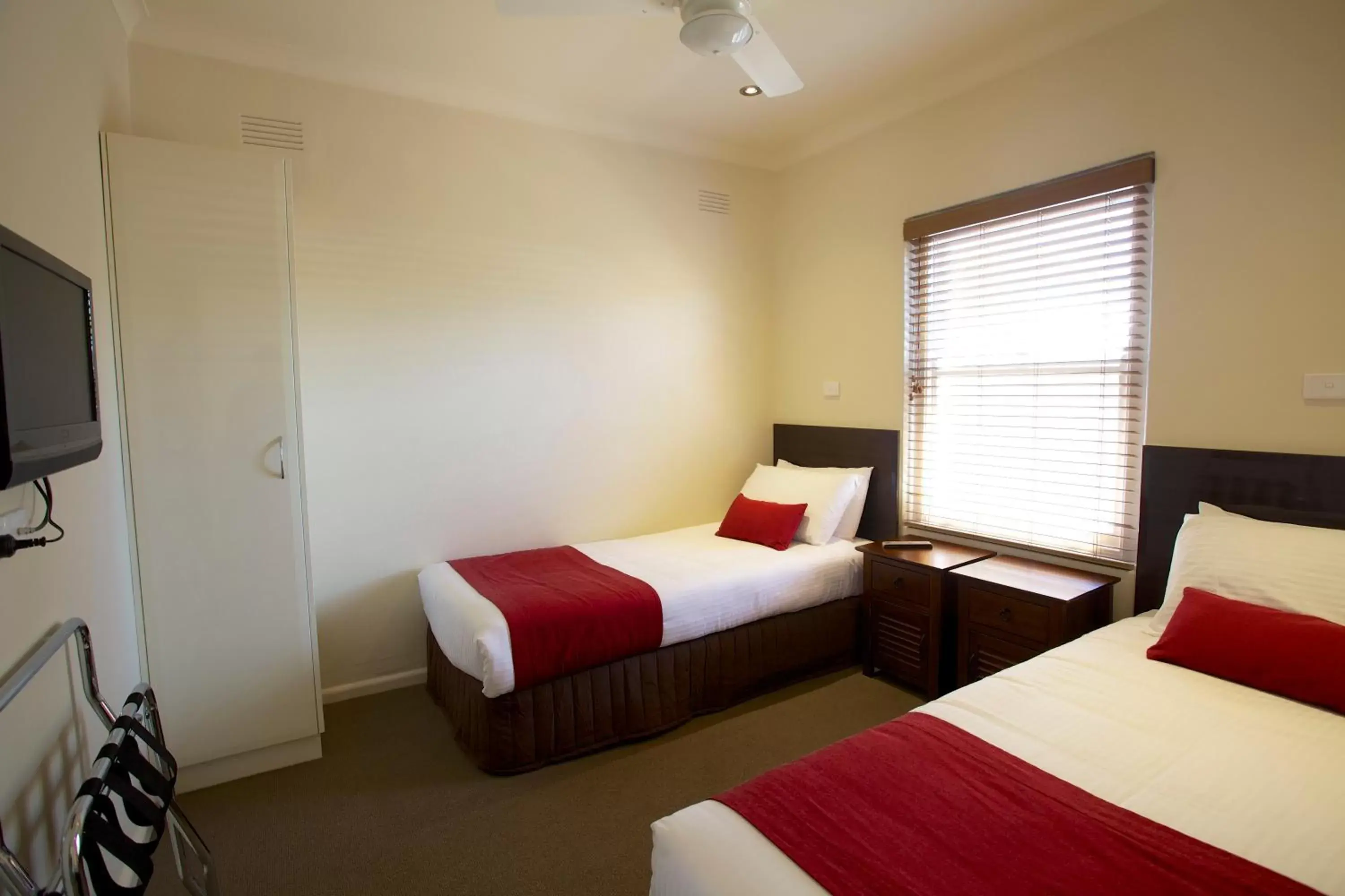 Photo of the whole room, Bed in Amaroo Motel