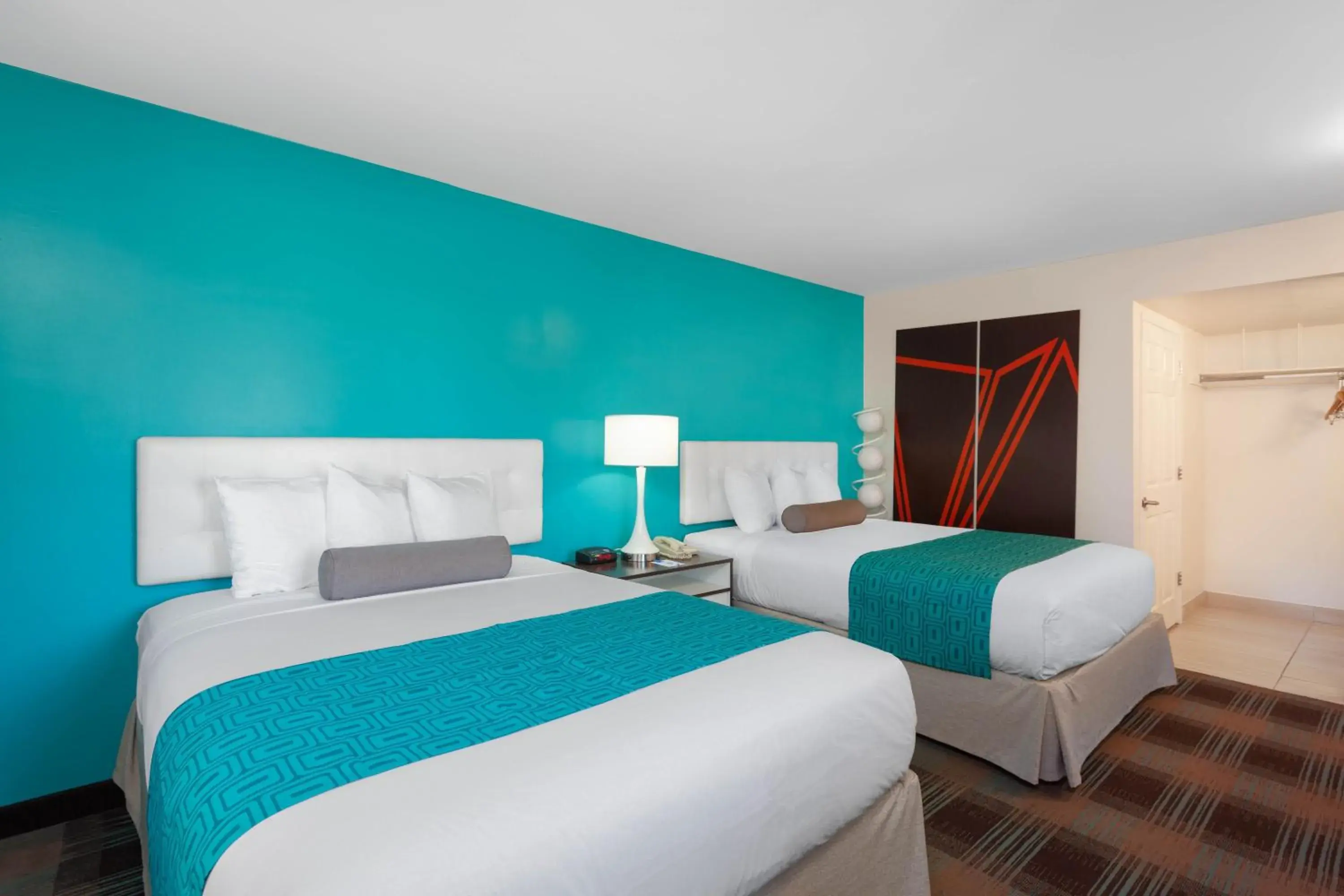 Bedroom, Bed in Howard Johnson by Wyndham San Diego Hotel Circle