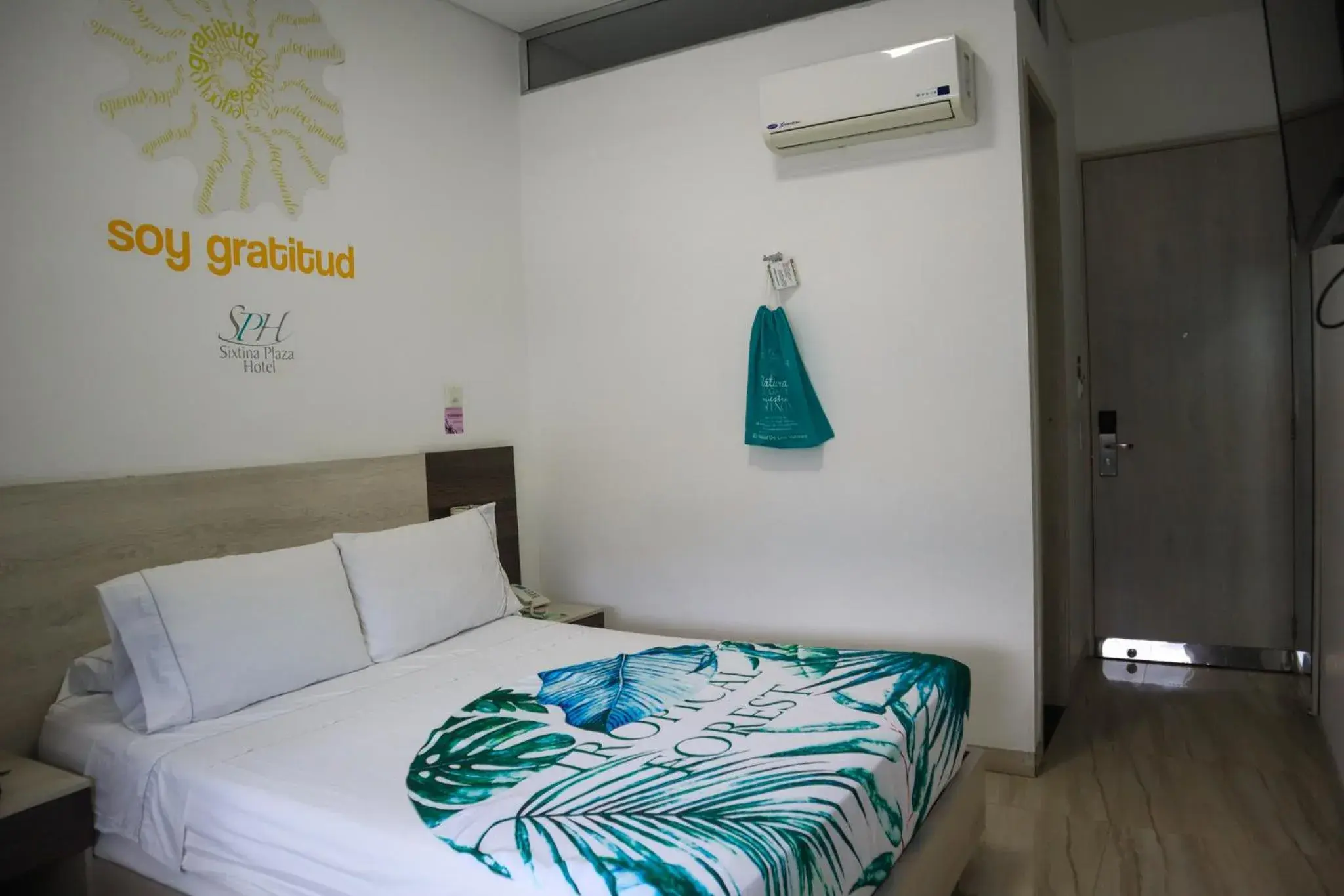air conditioner, Bed in Sixtina Plaza Hotel