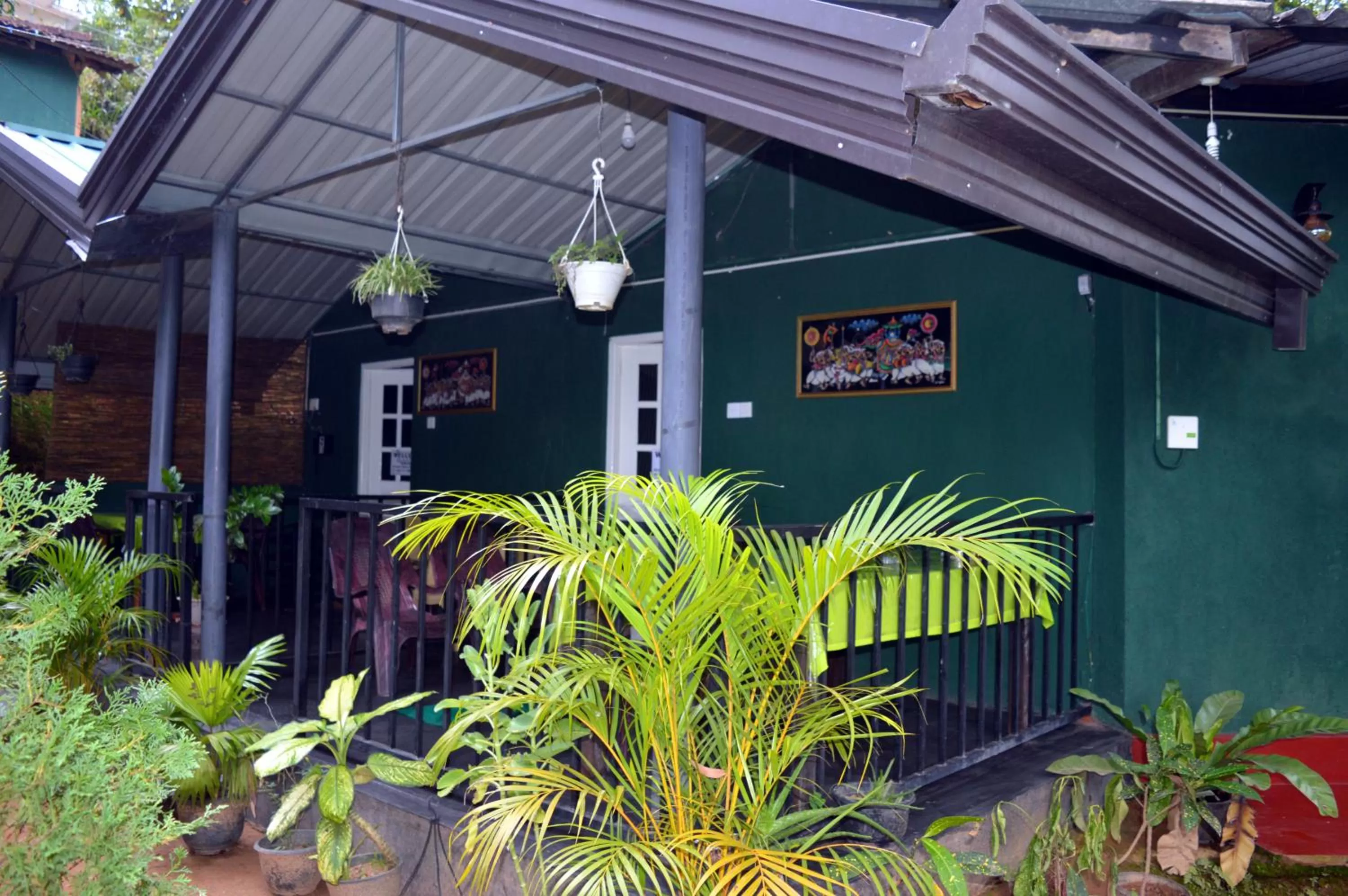 Facade/entrance in Green Lantern