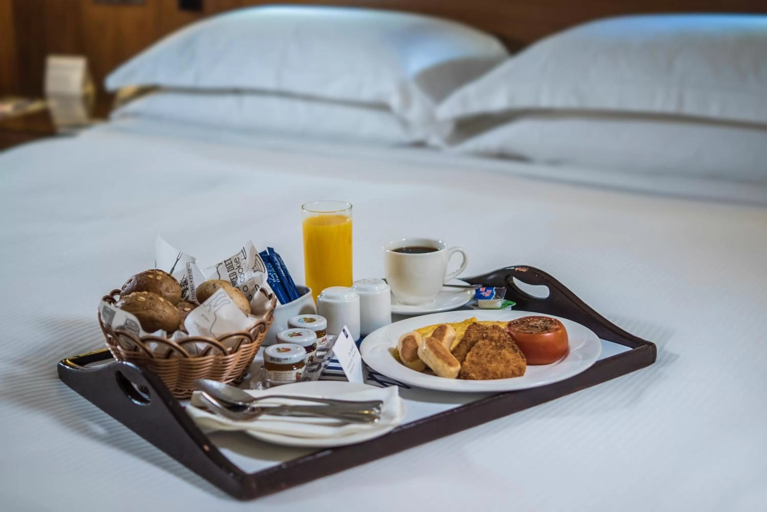 Food and drinks, Bed in Jumeira Rotana – Dubai