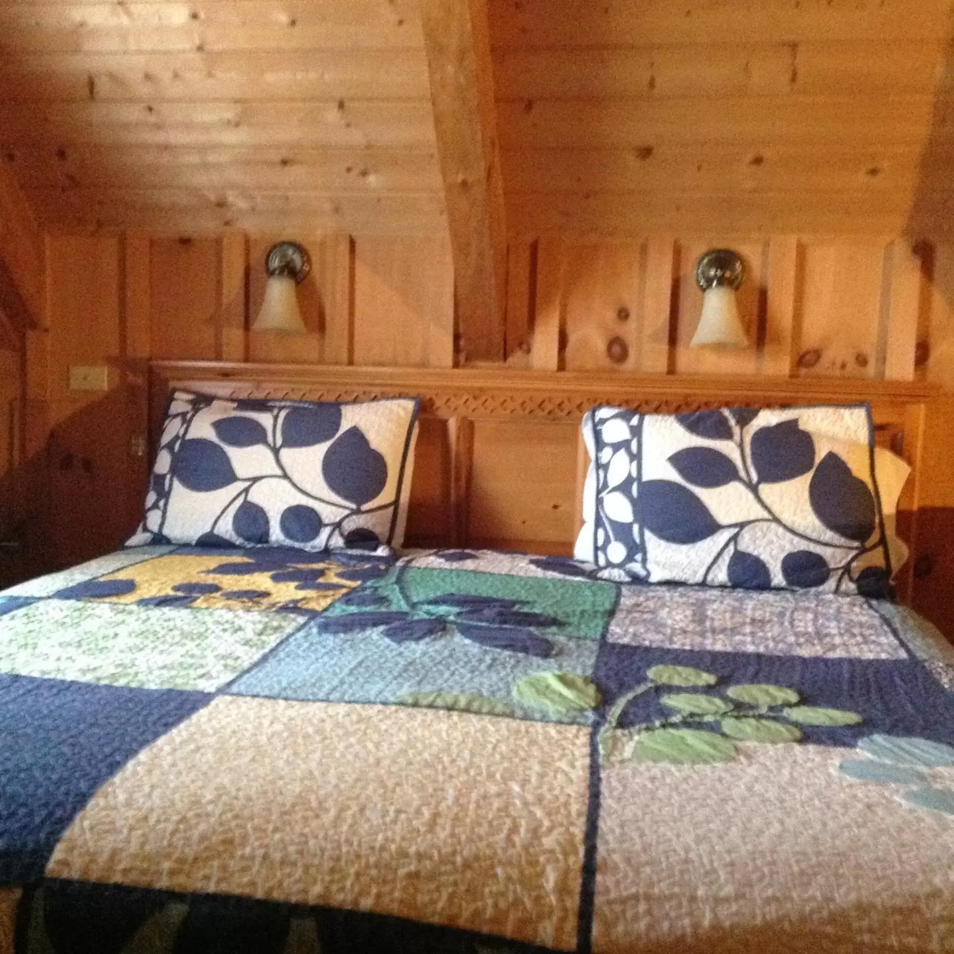 Bed in Boxwood Lodge Blowing Rock near Boone-University