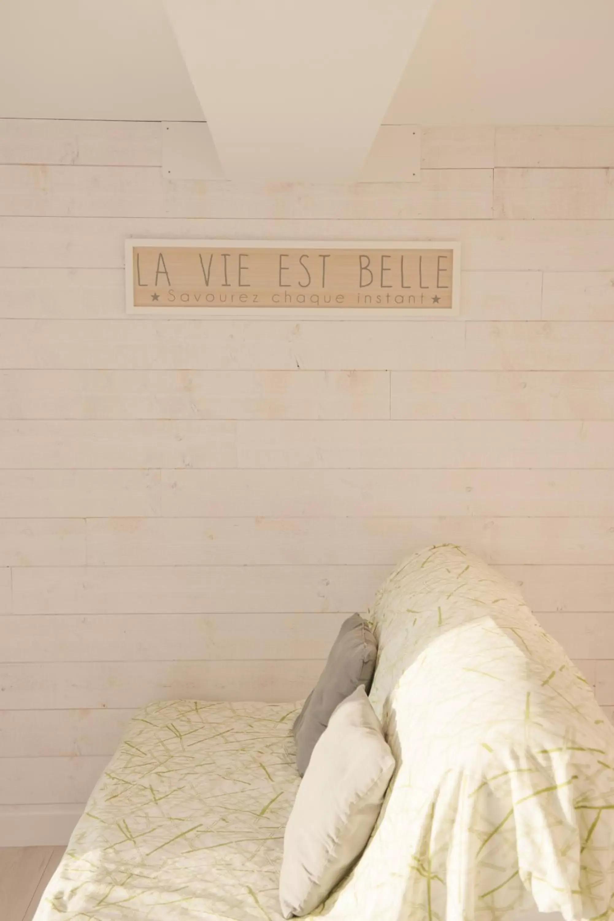 Decorative detail, Bed in Les Chambres d'Hôtes de la Mer