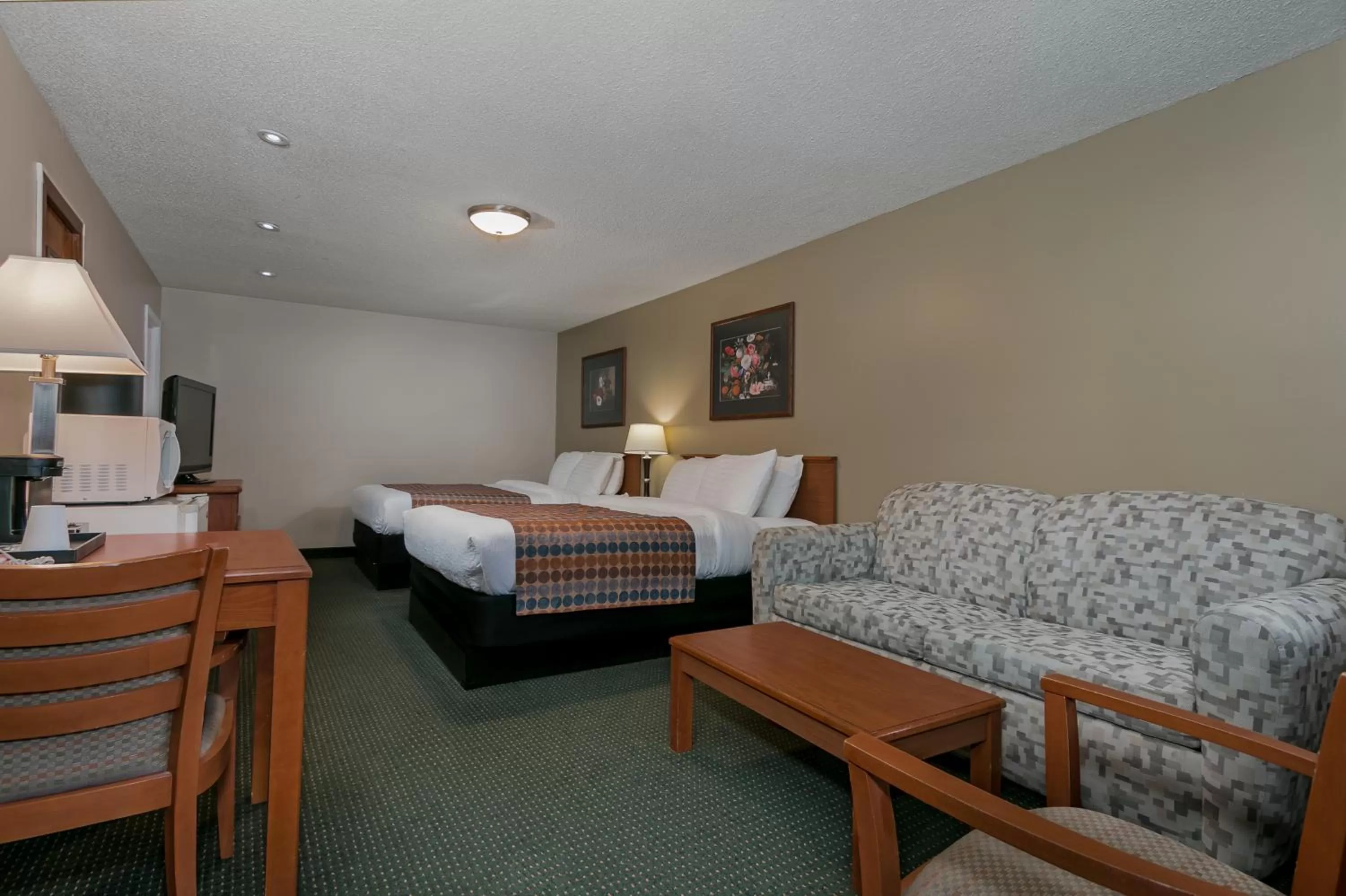 Photo of the whole room, Bed in Courtesy Inn Downtown Eugene