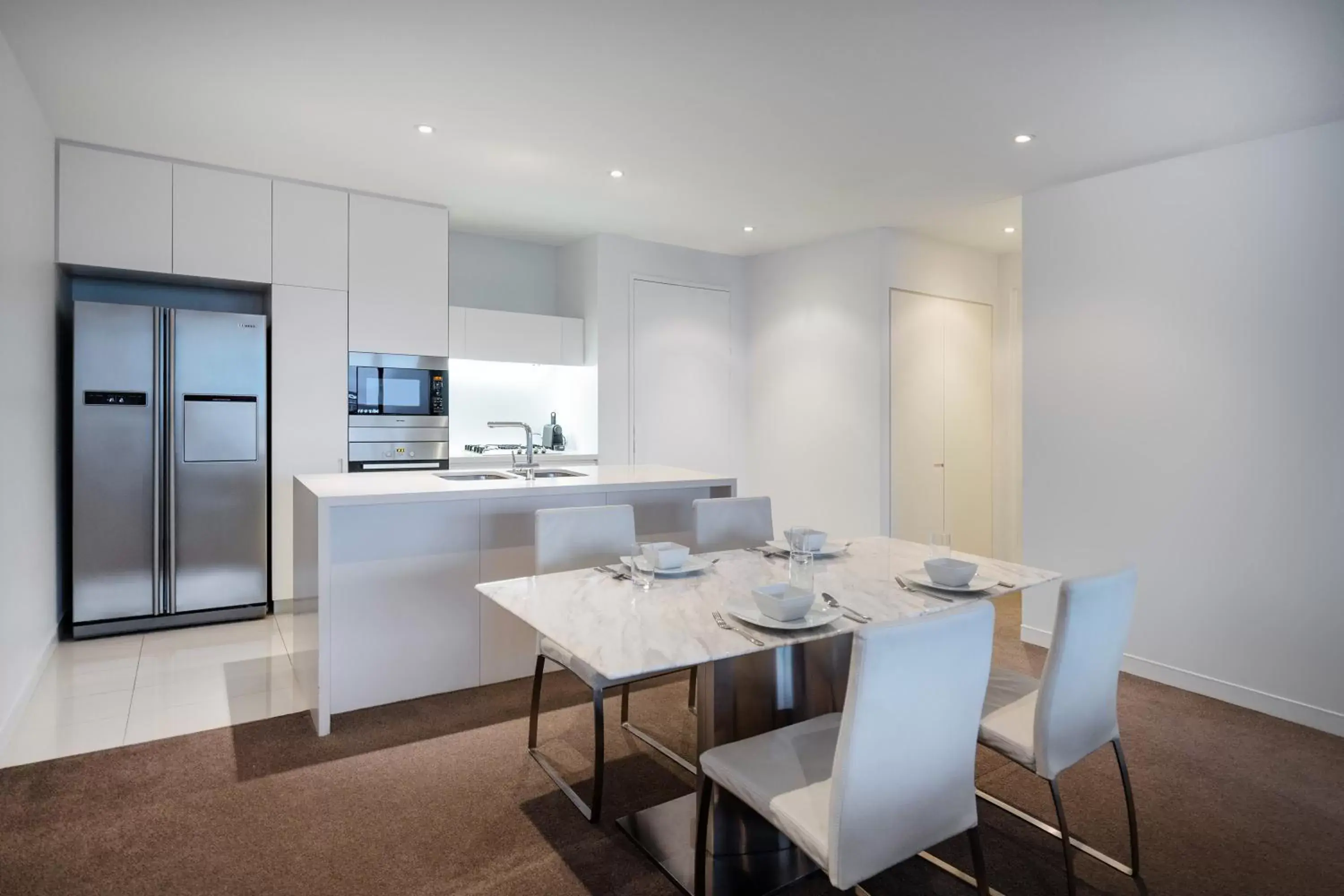 Kitchen or kitchenette, Dining Area in Peppers Broadbeach