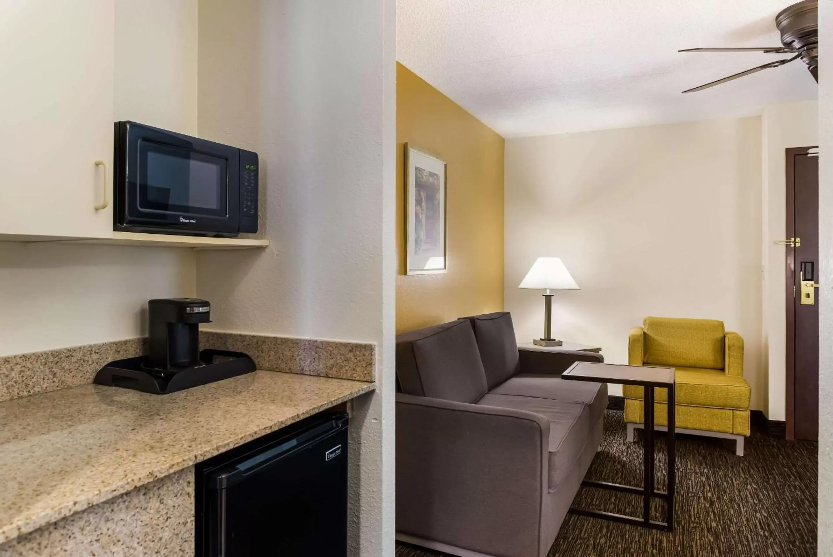 Bedroom, TV/Entertainment Center in Quality Suites Milwaukee Airport