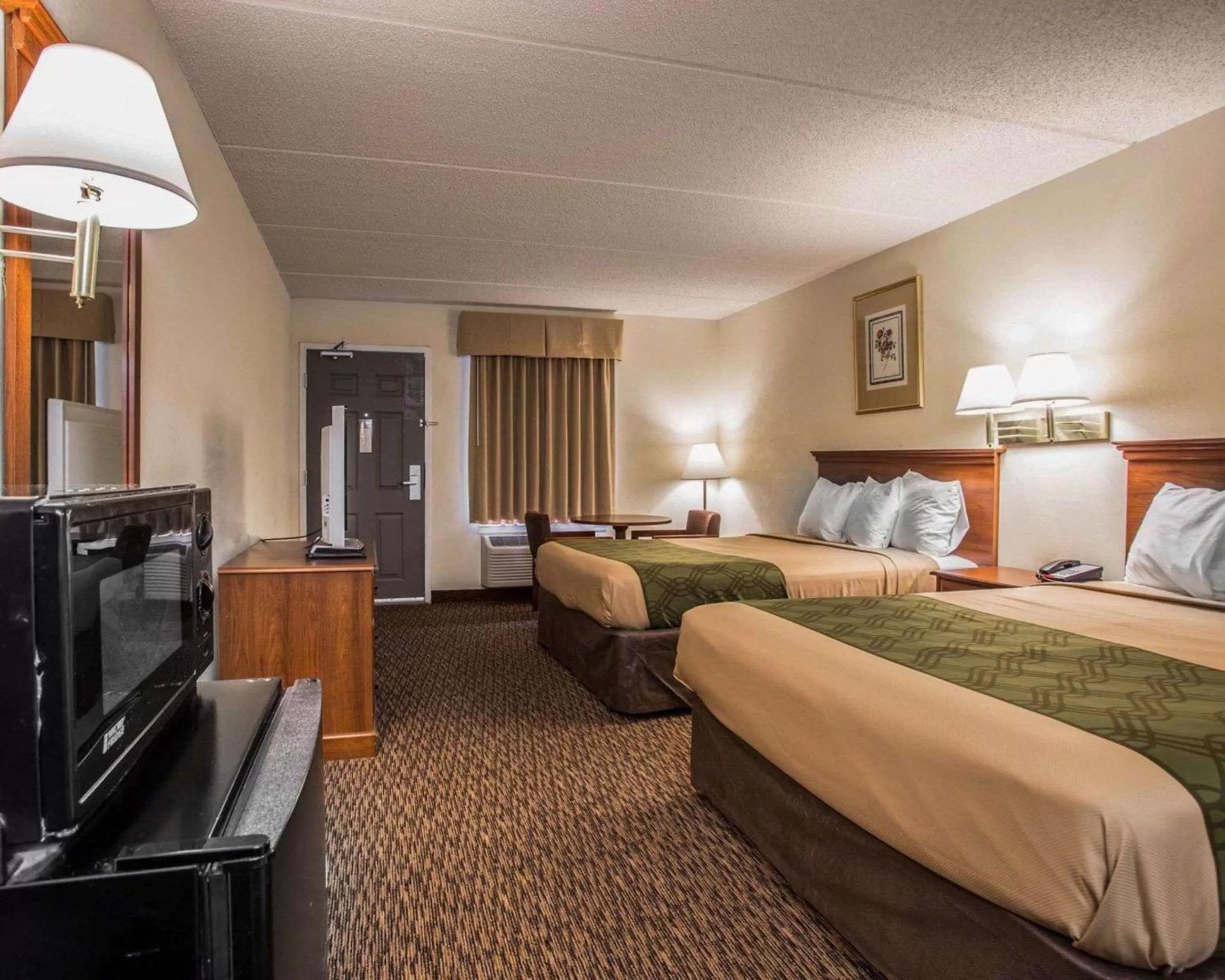 Photo of the whole room, Bed in Econo Lodge Inn & Suites