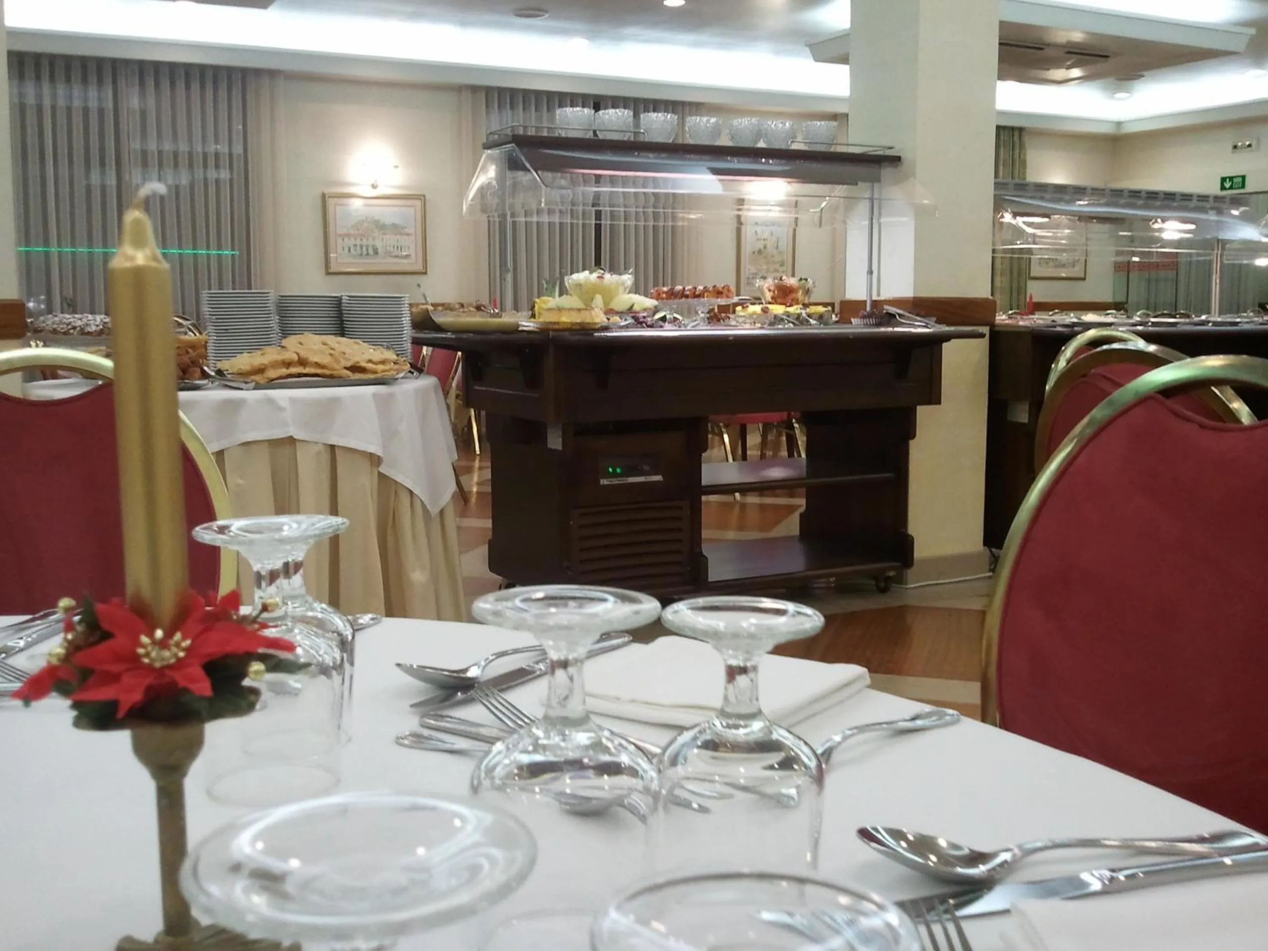 Restaurant/places to eat in Hotel Cinquentenario & Conference Center