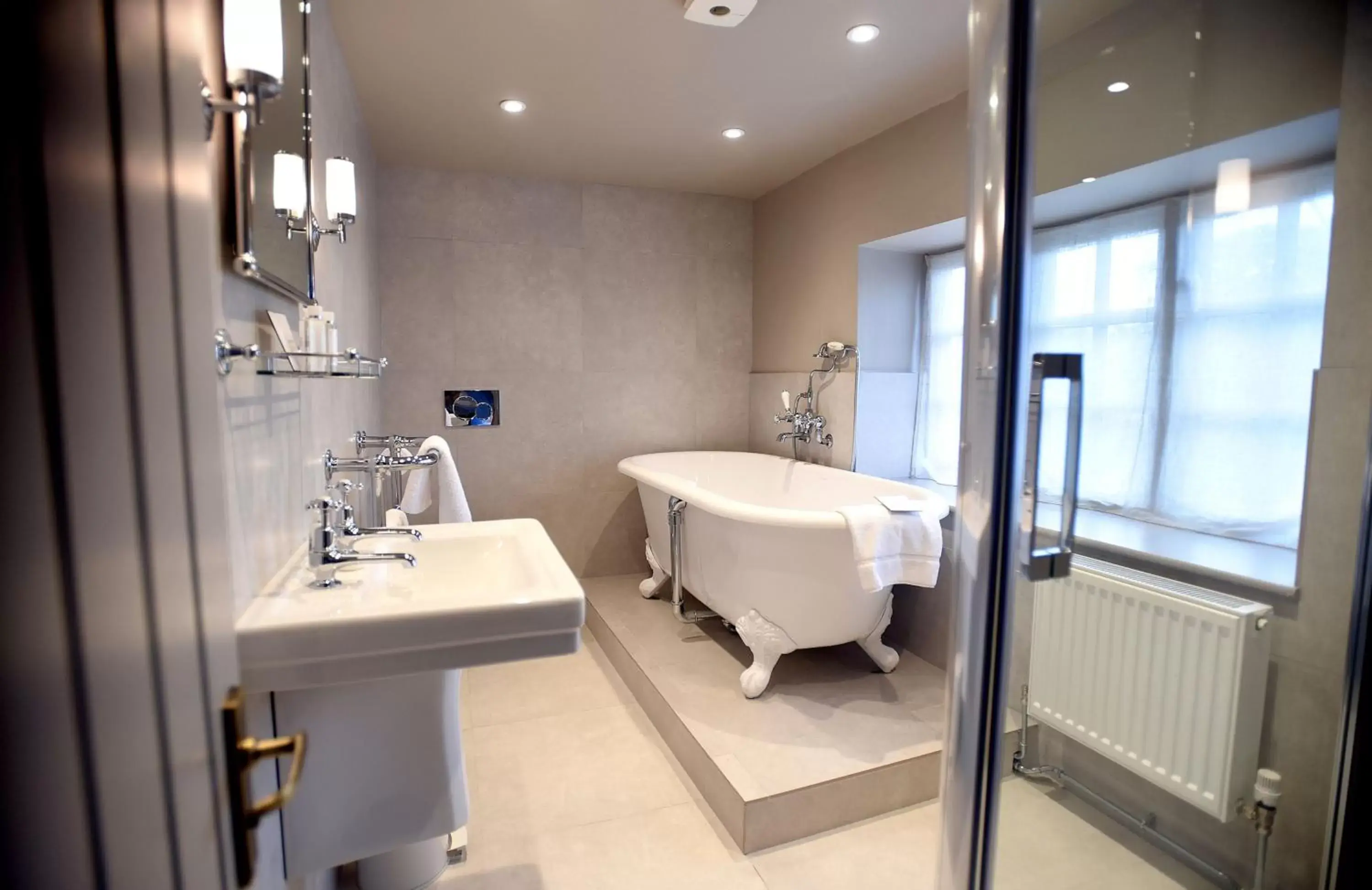 Bathroom in The Lifeboat Inn