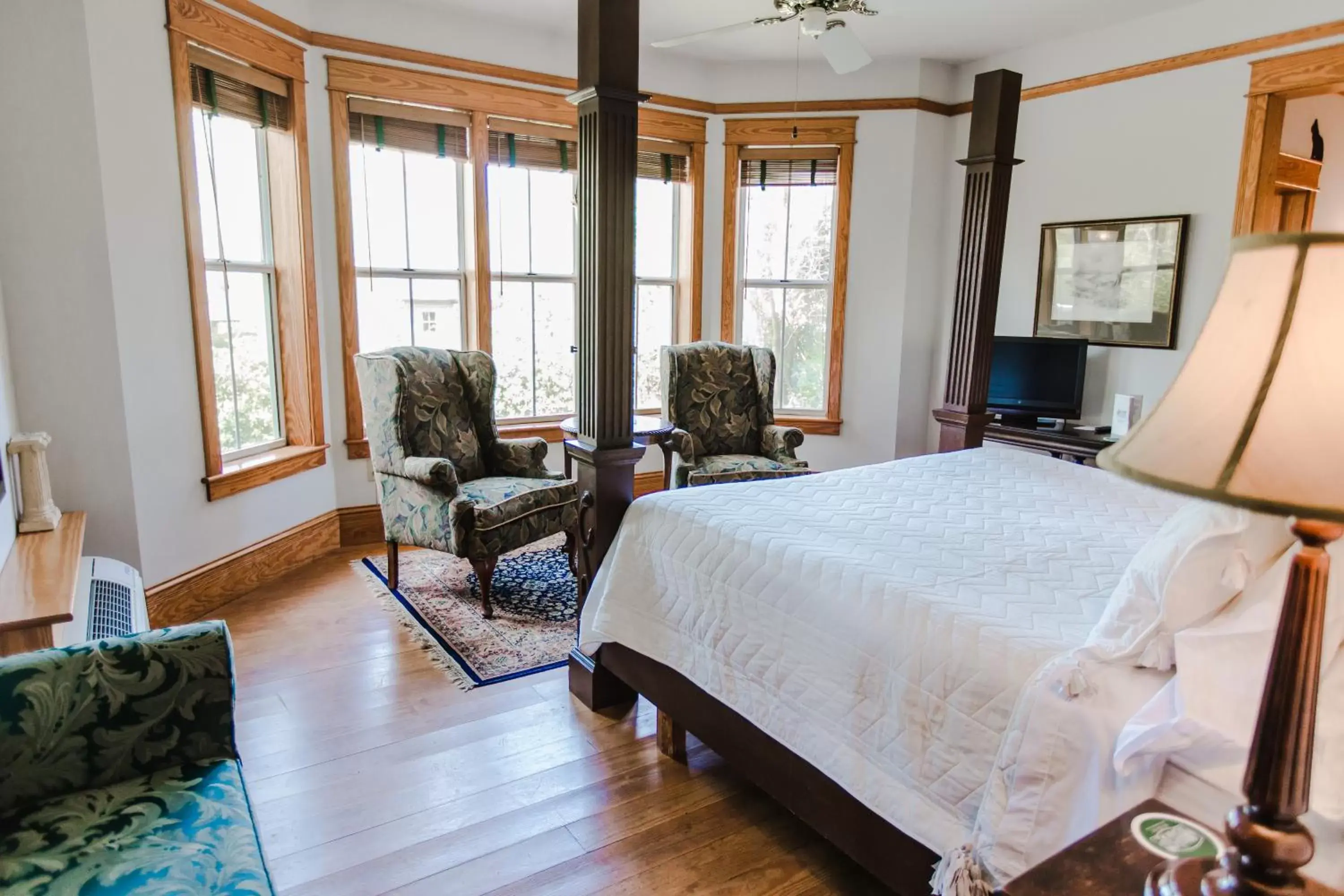 King Room with Garden View in Roanoke Island Inn