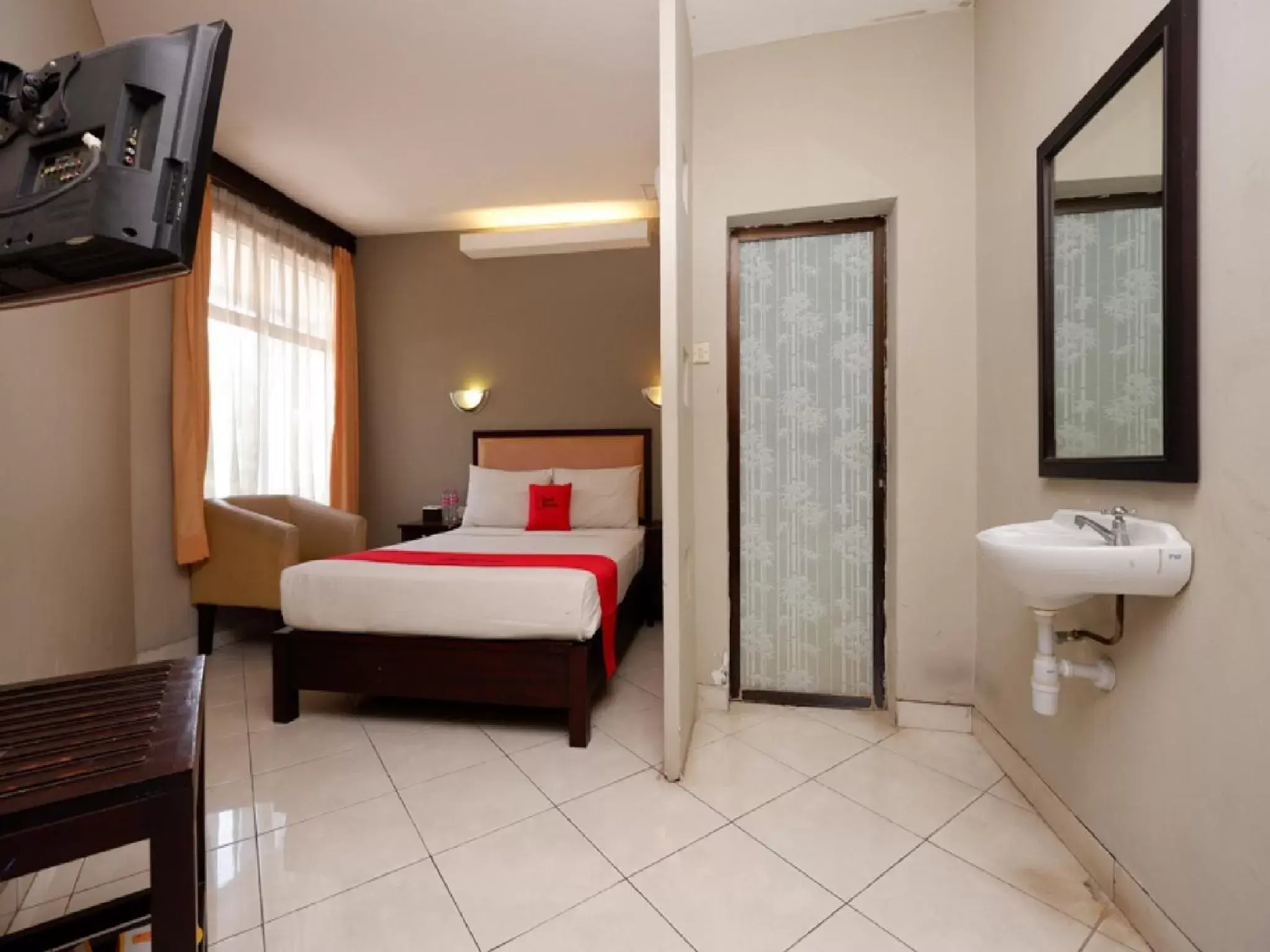 Bedroom, Bathroom in RedDoorz Plus @ Singosari Raya