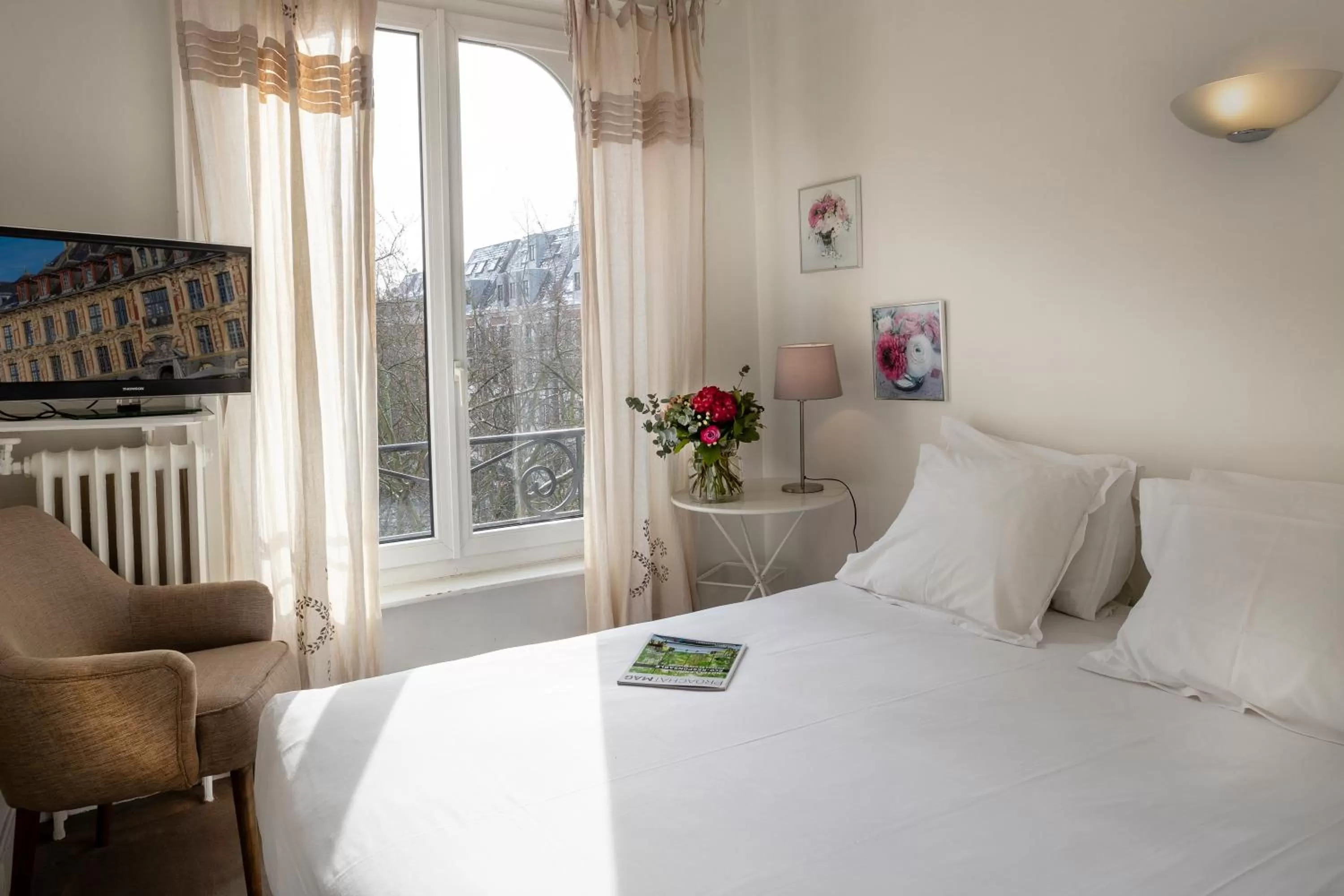 Photo of the whole room, Bed in Brueghel