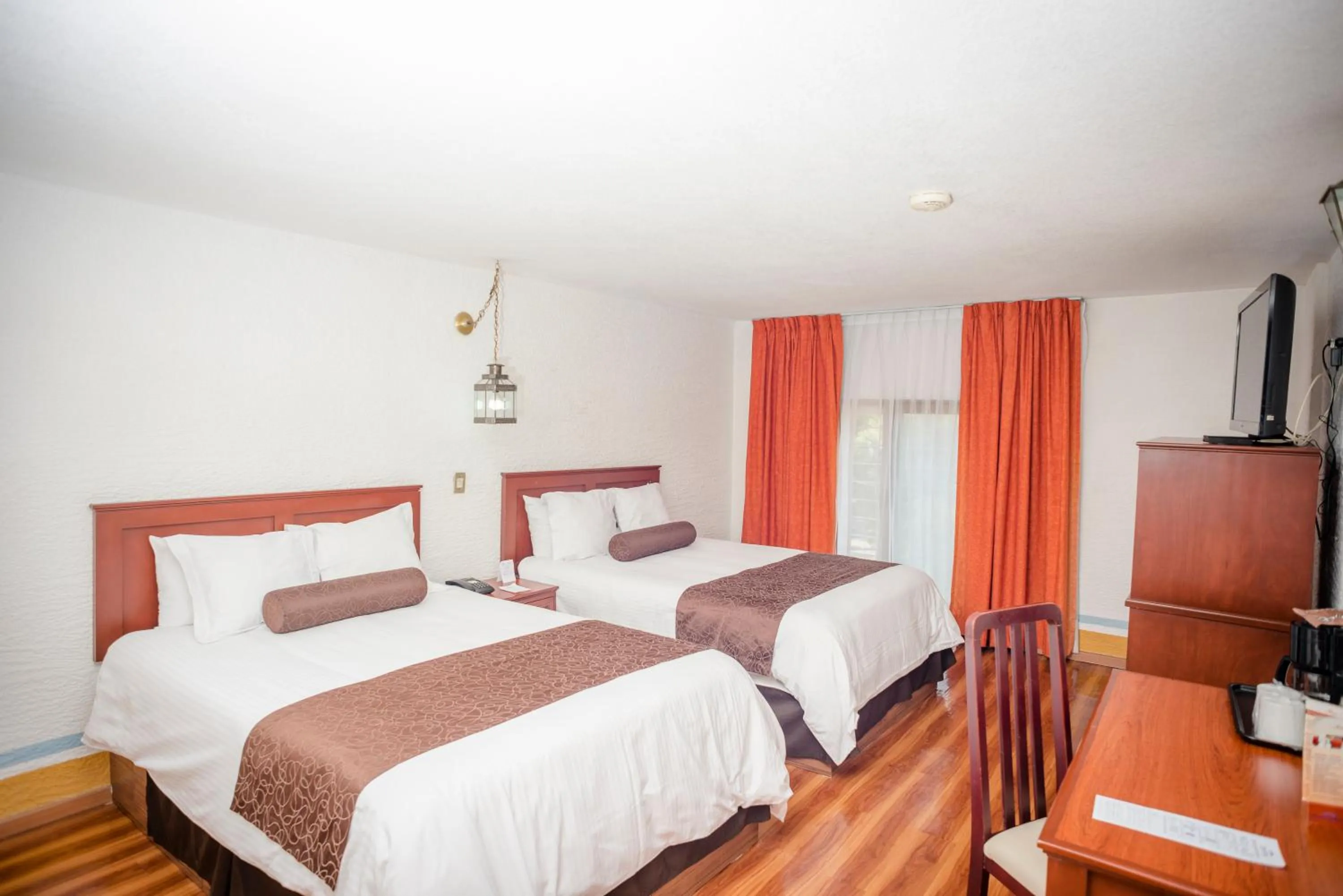 Photo of the whole room, Bed in Howard Johnson by Wyndham Morelia Calle Real