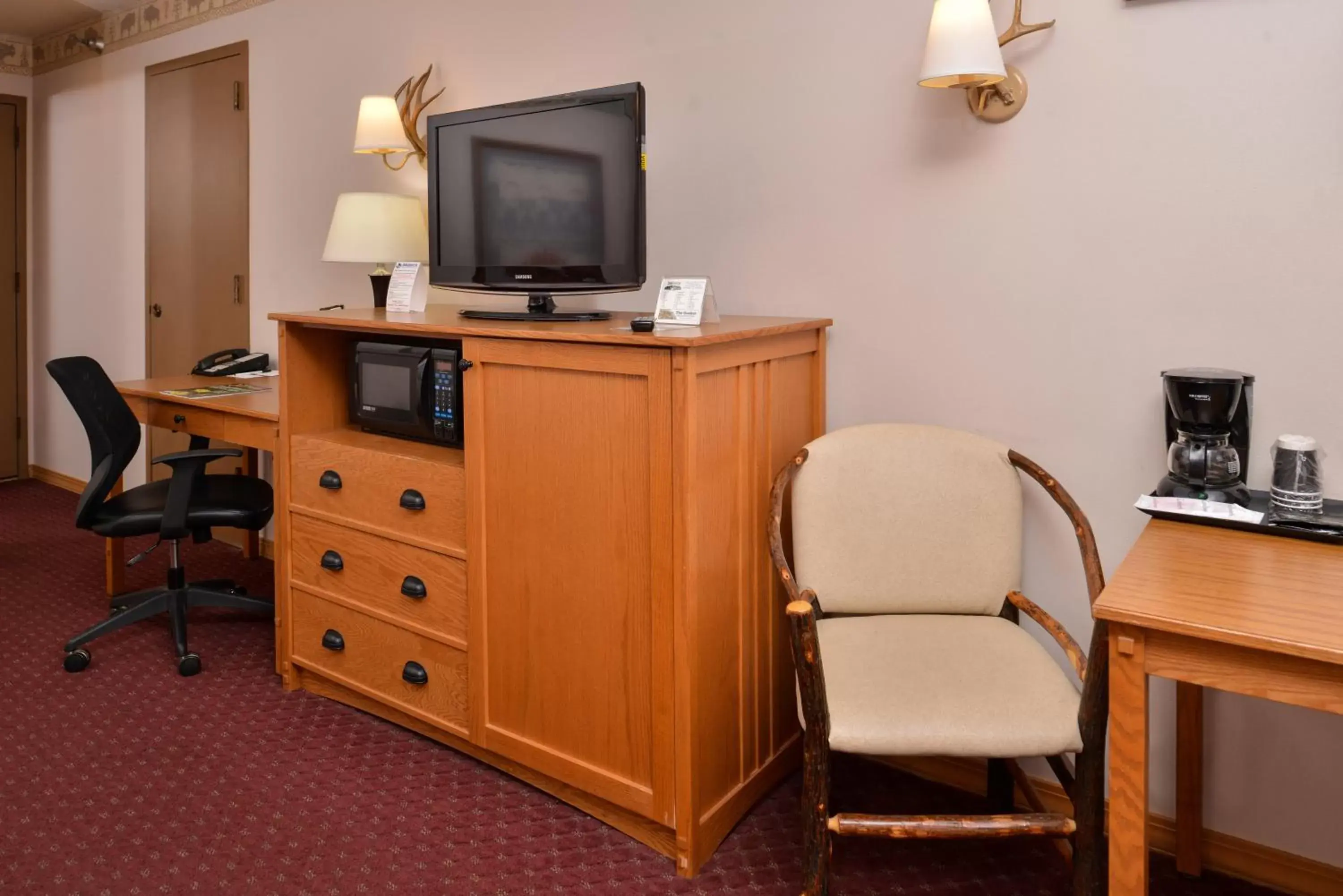 TV and multimedia, TV/Entertainment Center in Stage Coach Inn