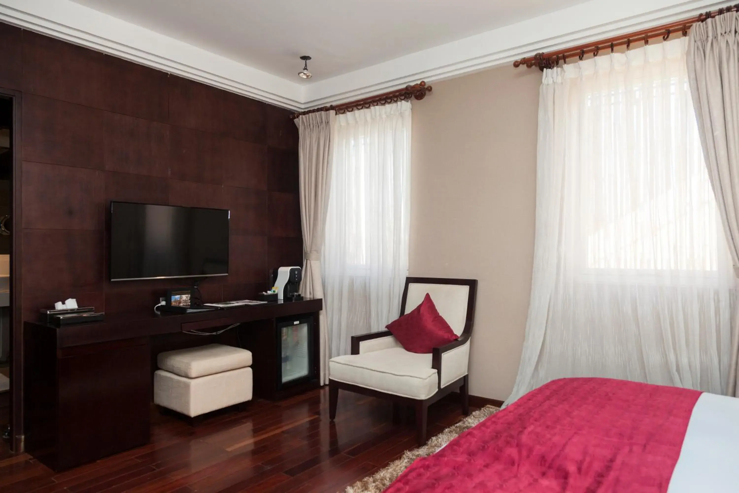 Bedroom, TV/Entertainment Center in Arunreas Hotel