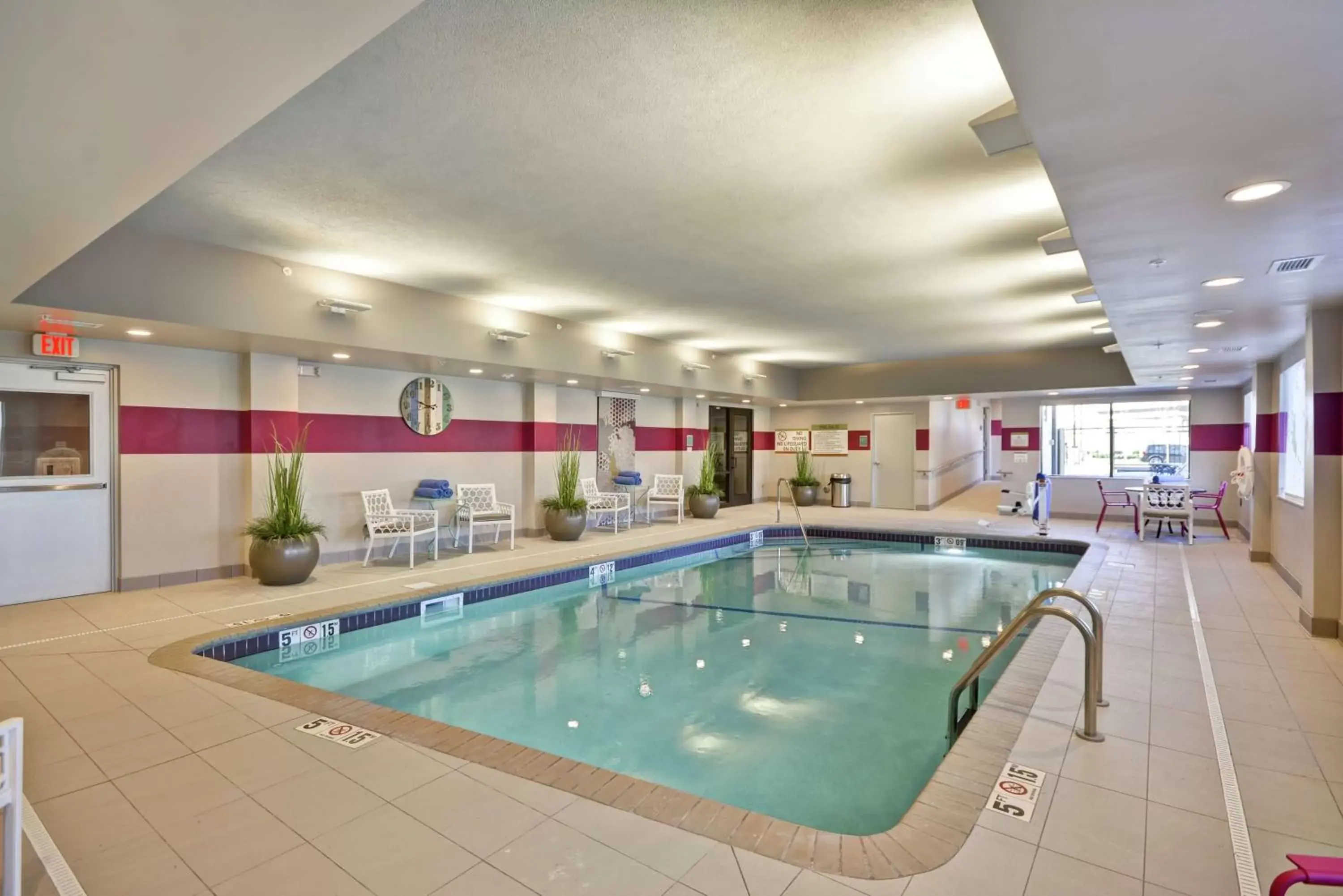 Pool view, Swimming Pool in Home2 Suites by Hilton KCI Airport