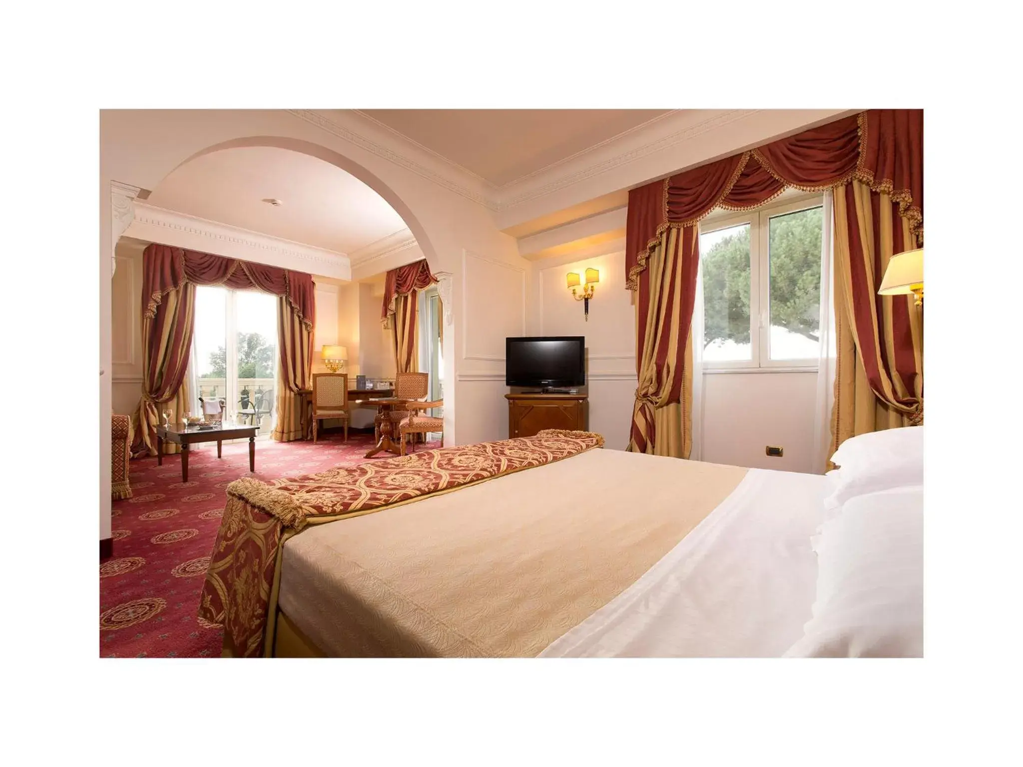 Photo of the whole room, Bed in Grand Hotel Vanvitelli