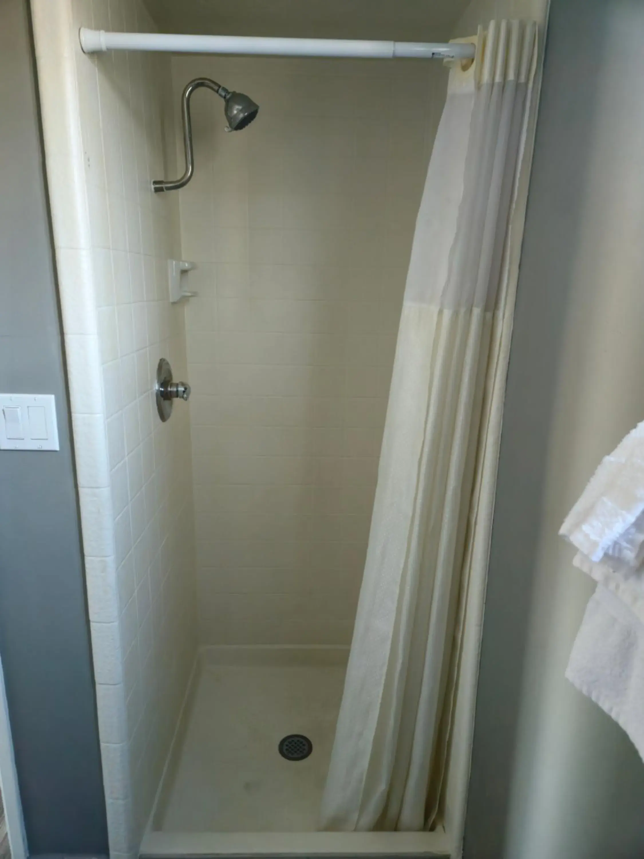 Shower, Bathroom in Heritage Inn