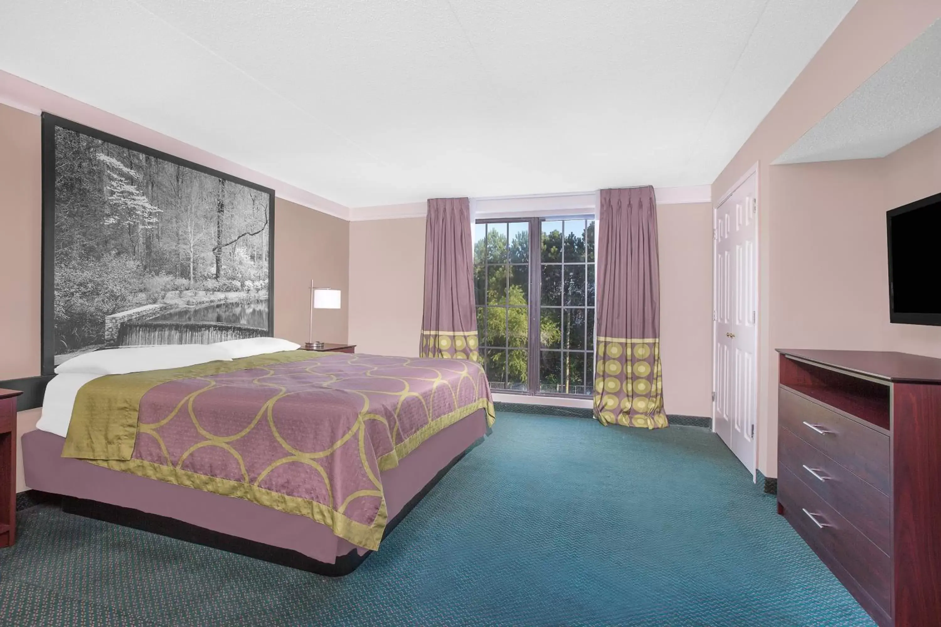 Photo of the whole room, Bed in Super 8 by Wyndham Austell/Six Flags