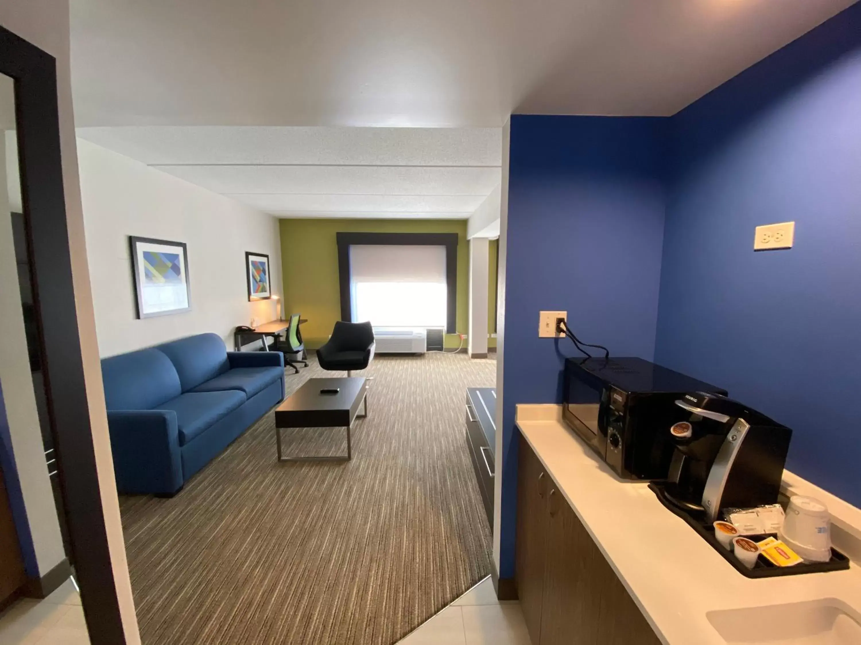 Coffee/tea facilities in Holiday Inn Express & Suites - Prospect Heights, an IHG Hotel