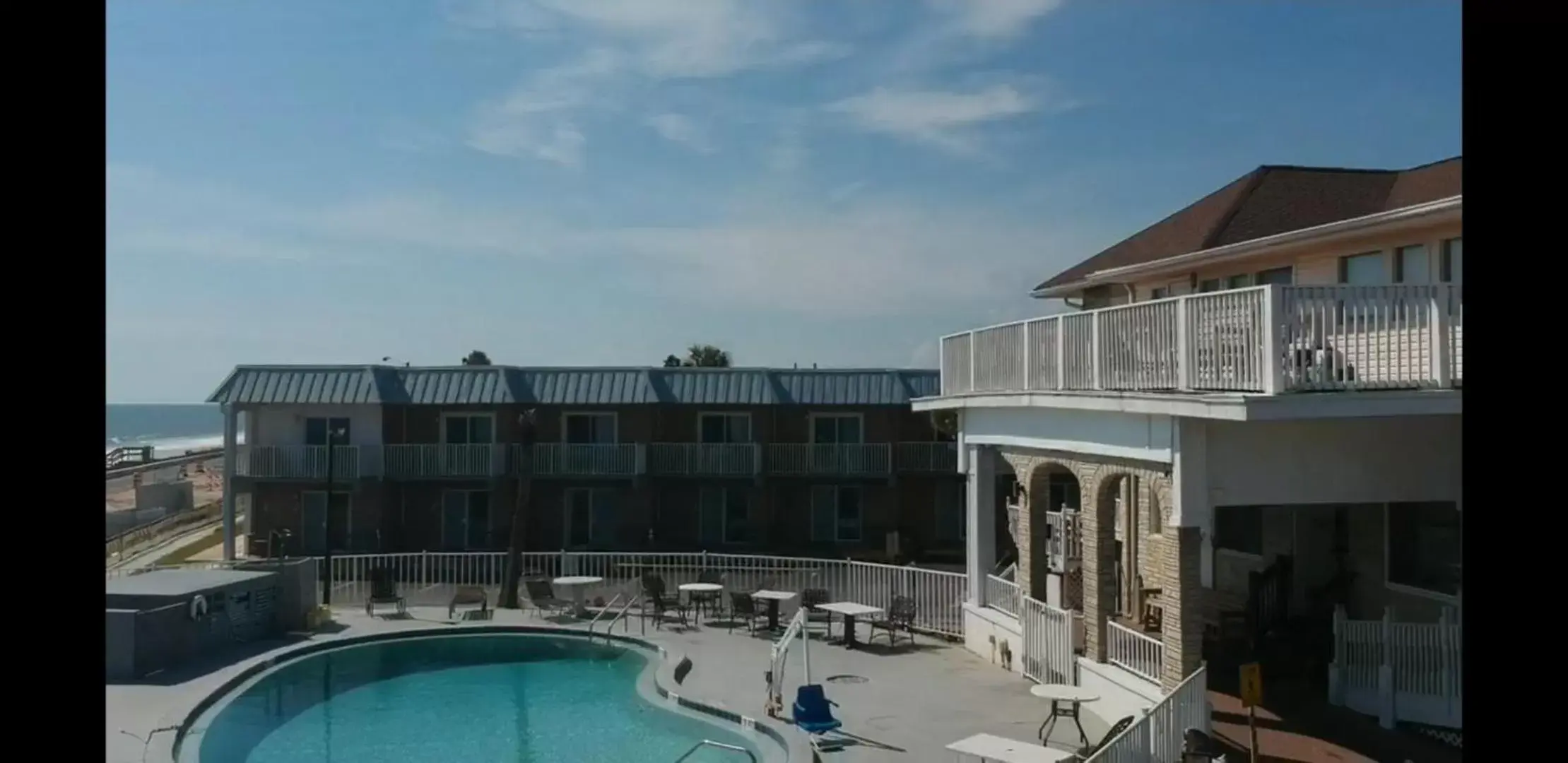 Property building, Swimming Pool in Topaz Motel - Flagler Beach