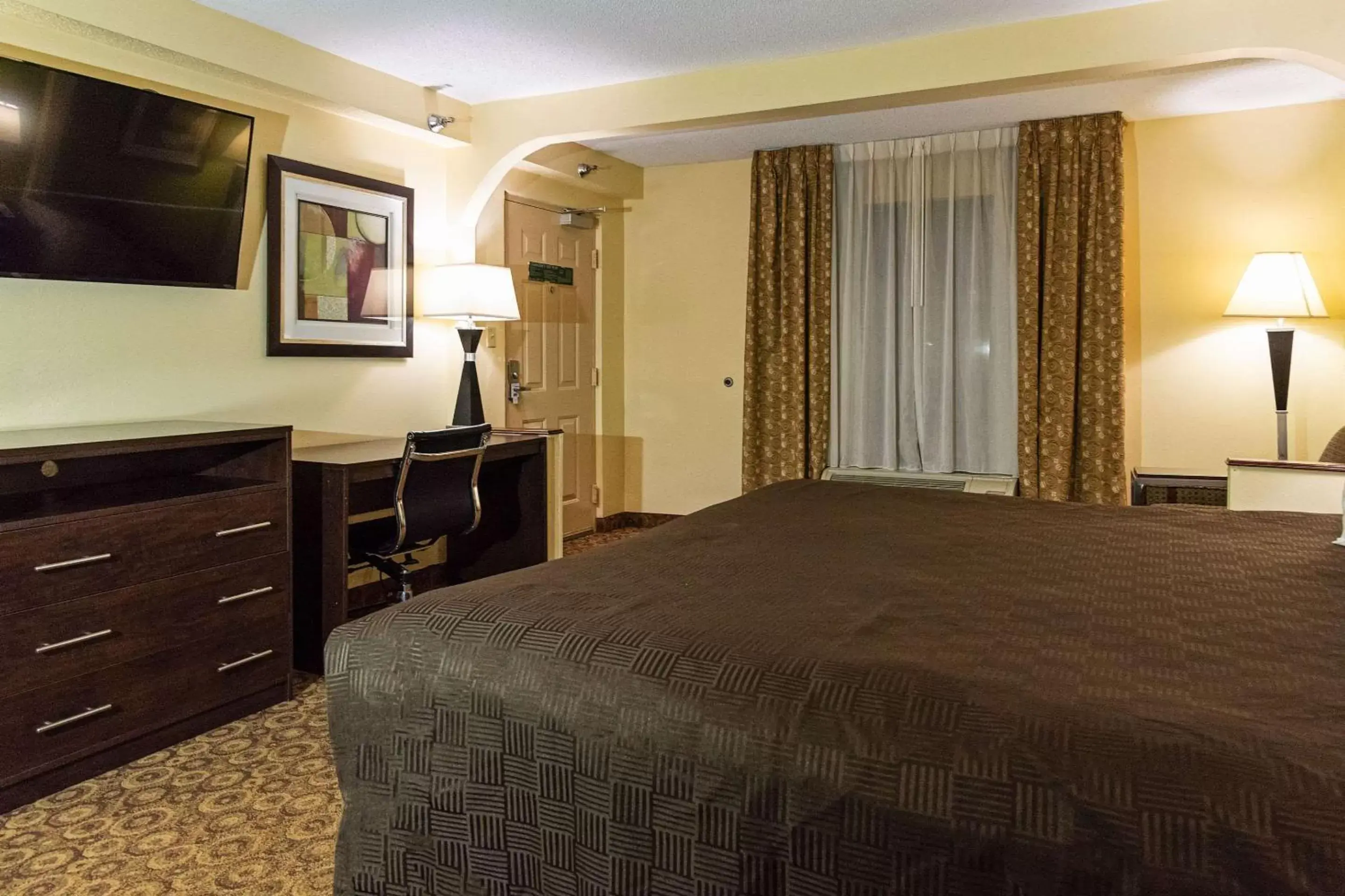 King Suite - Smoking in Rodeway Inn & Suites Clarksville near Governors Square Mall King Suite - Smoking in Rodeway Inn & Suites Clarksville near Governors Square Mall